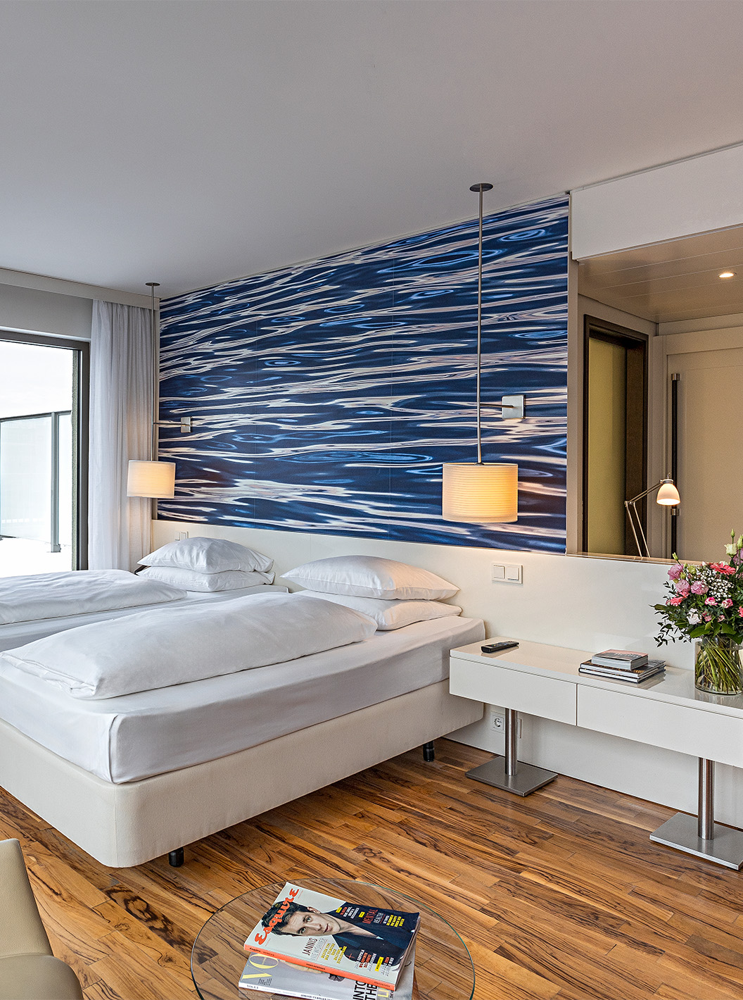 De Premium Kamer met Panoramisch Balkon van Pestana Berlin Tiergarten heeft twee eenpersoonsbedden, televisie en balkon