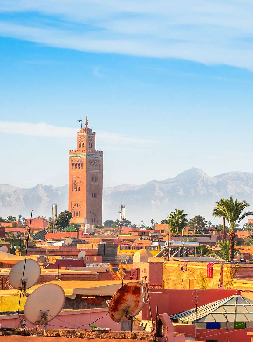 Luchtfoto van het historische centrum van Marrakech, met de Koutoubia-moskee en de omliggende bergen