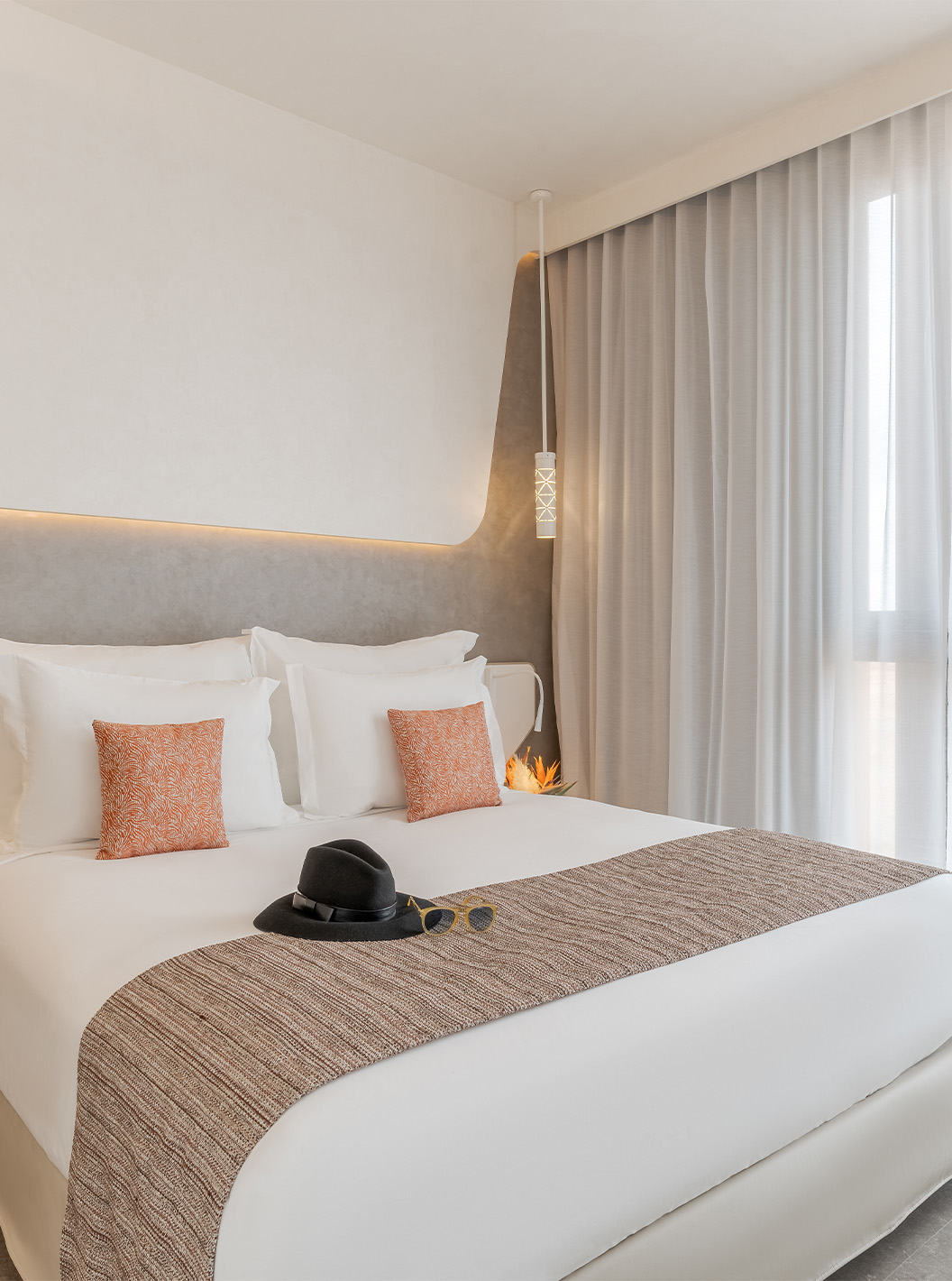 De CR7 Junior Suite Avenue van Pestana CR7 Marrakech heeft een raam, een tweepersoonsbed met nachtkastjes en muurverlichting