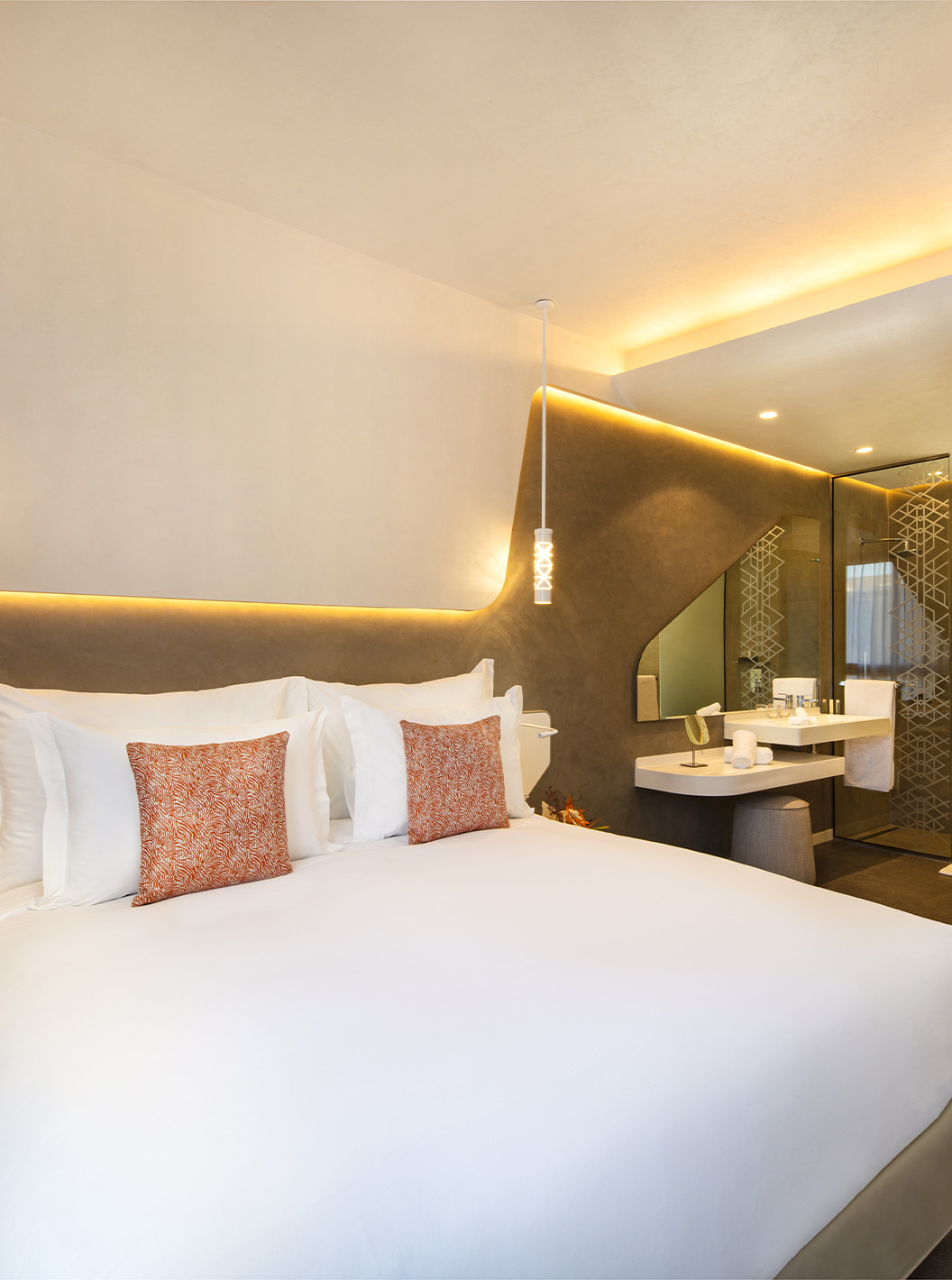 De CR7 Junior Suite van Pestana CR7 Marrakech heeft een groot tweepersoonsbed, muurverlichting en een badkamer in de kamer