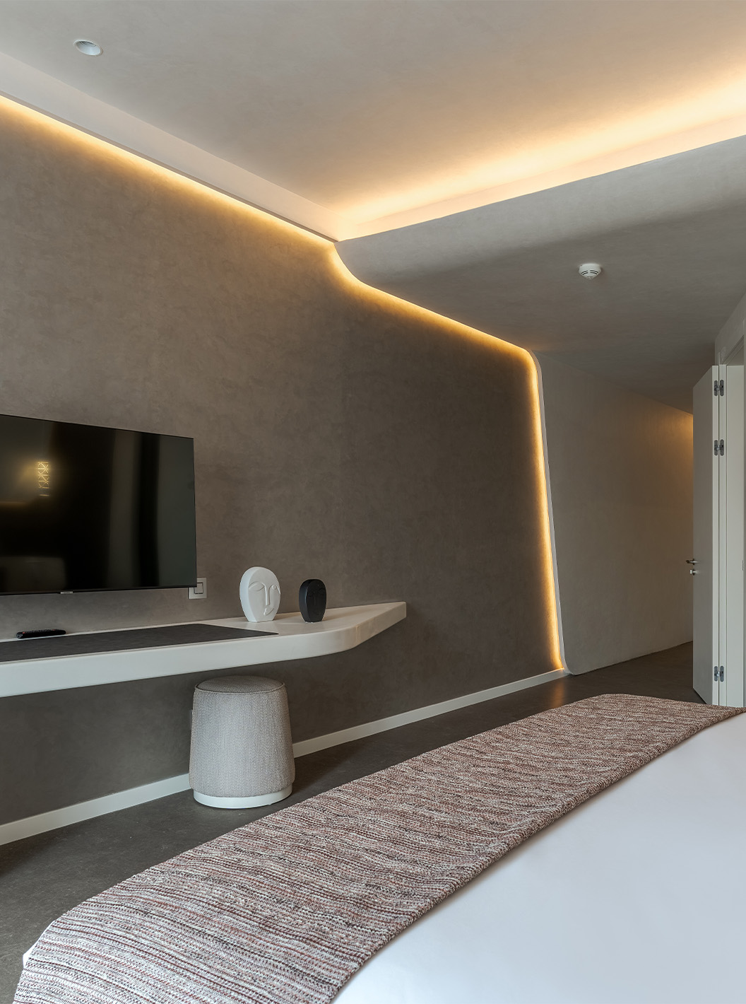 De CR7 Kamer van Pestana CR7 Marrakech heeft een televisie, een bureau en verlichting die de hoeken van de muur verlicht