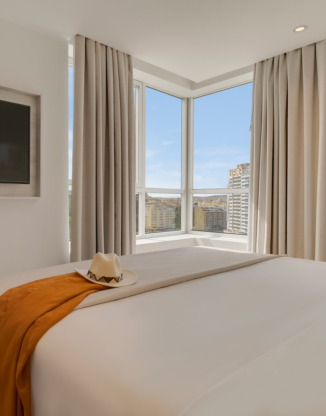 Kamerzicht Pestana Tanger City Center, hotel nabij strand met tweepersoonsbed en tv