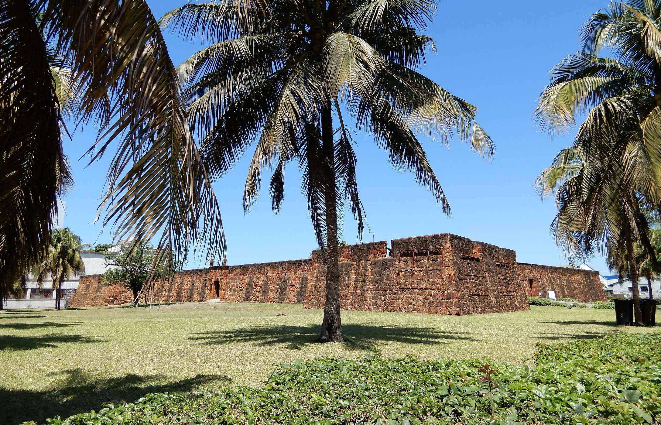 Het fort van Maputo, een van de belangrijkste historische monumenten in de hoofdstad van Mozambique, omgeven door vegetatie