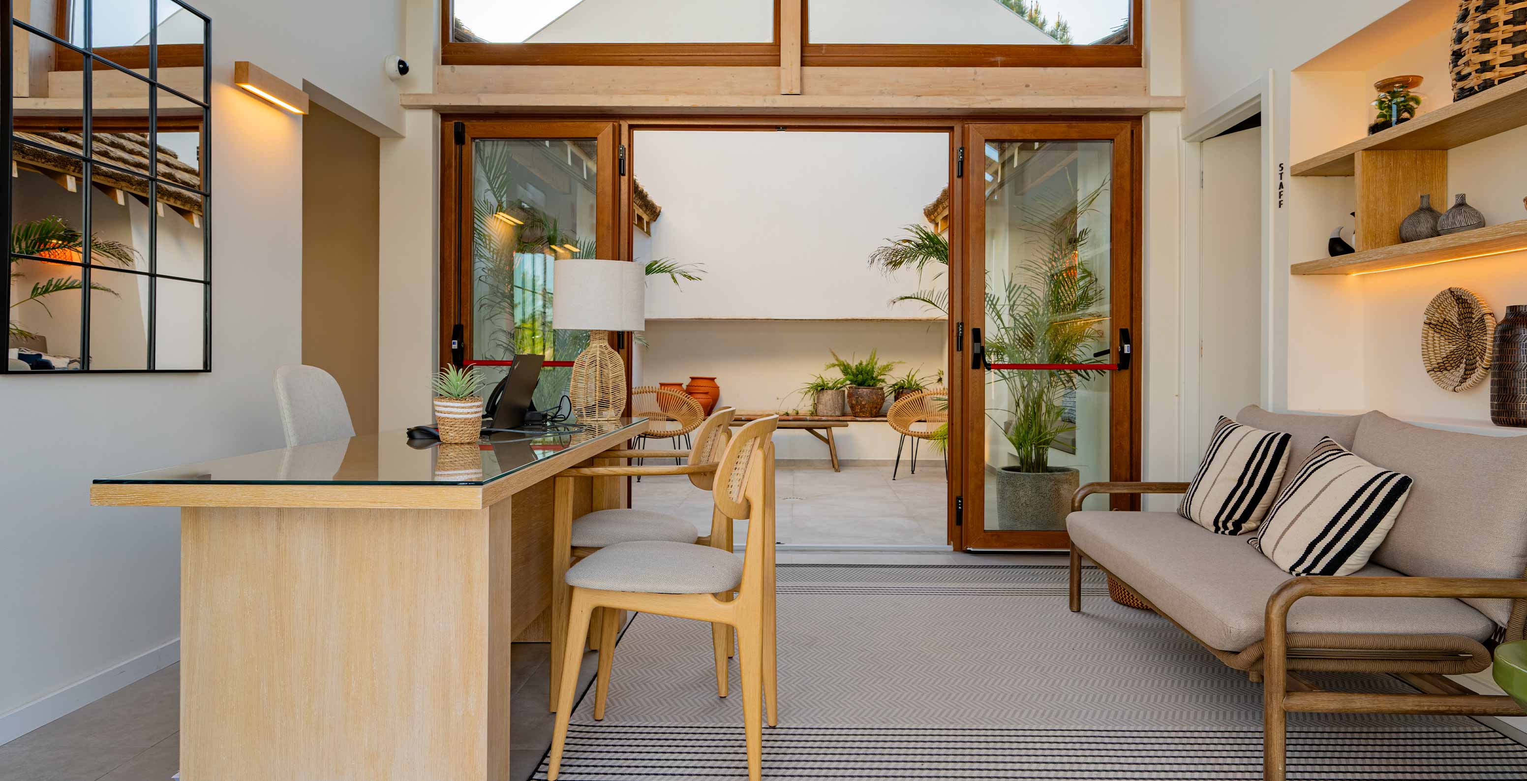 Moderne en gezellige receptie met een bank en dubbele glazen deuren, in Pestana Comporta Village Residences