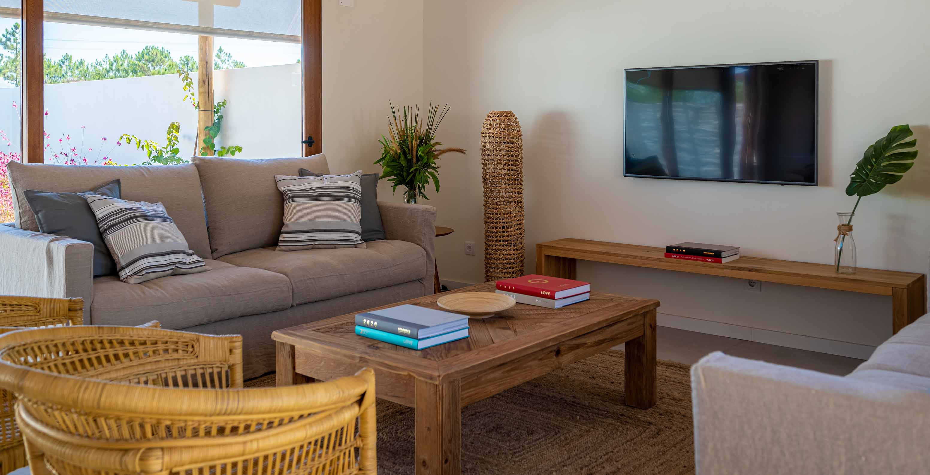 De Standaard Groene Villa bij Pestana Comporta Village Residences heeft een woonkamer met een bank en een tv aan de muur