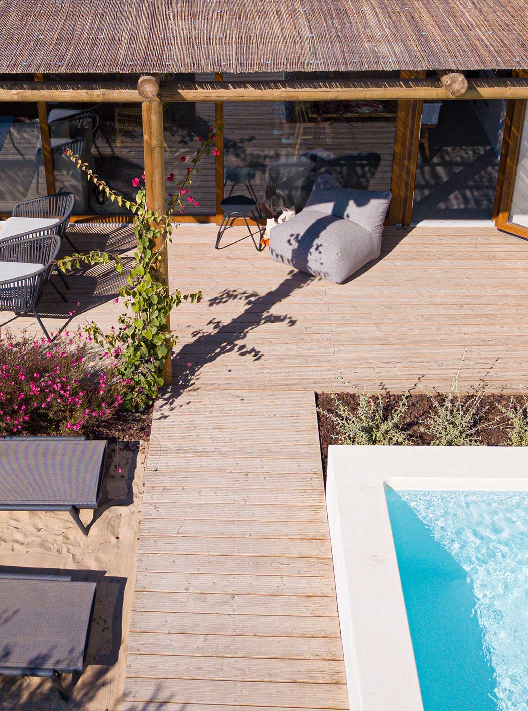 De Standaard Groene Villa bij Pestana Comporta Village Residences heeft een terras met een zwembad, ligstoelen en planten