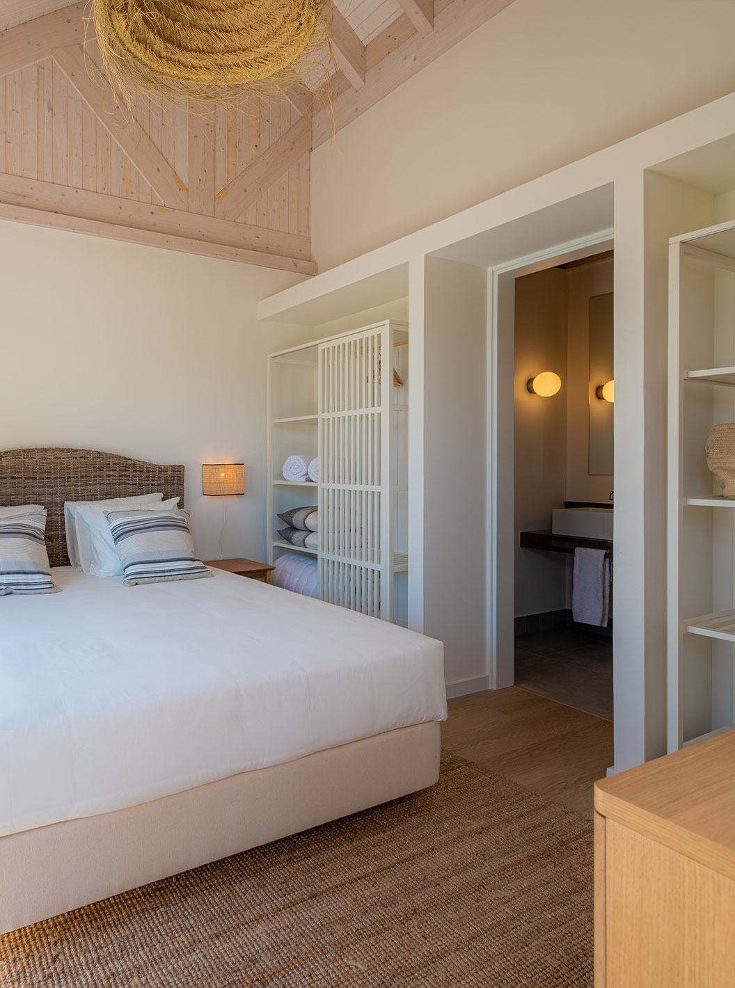 De Standaard Villa (2 volwassenen) bij Pestana Comporta Village Residences heeft een tweepersoonsbed en eenvoudige decoratie