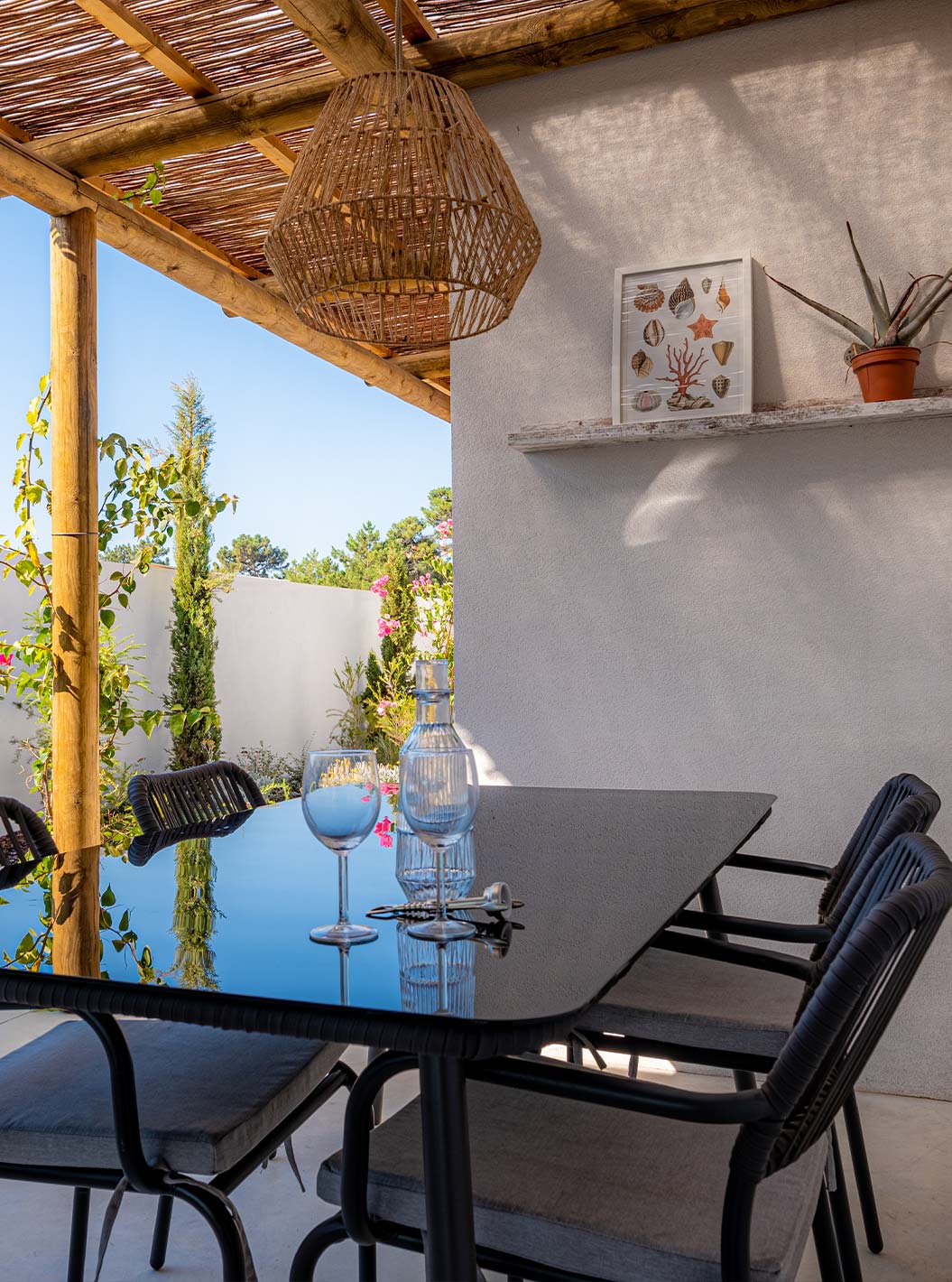 De Standaard Villa (2 volwassenen) bij Pestana Comporta Village Residences heeft een buiteneettafel onder een pergola