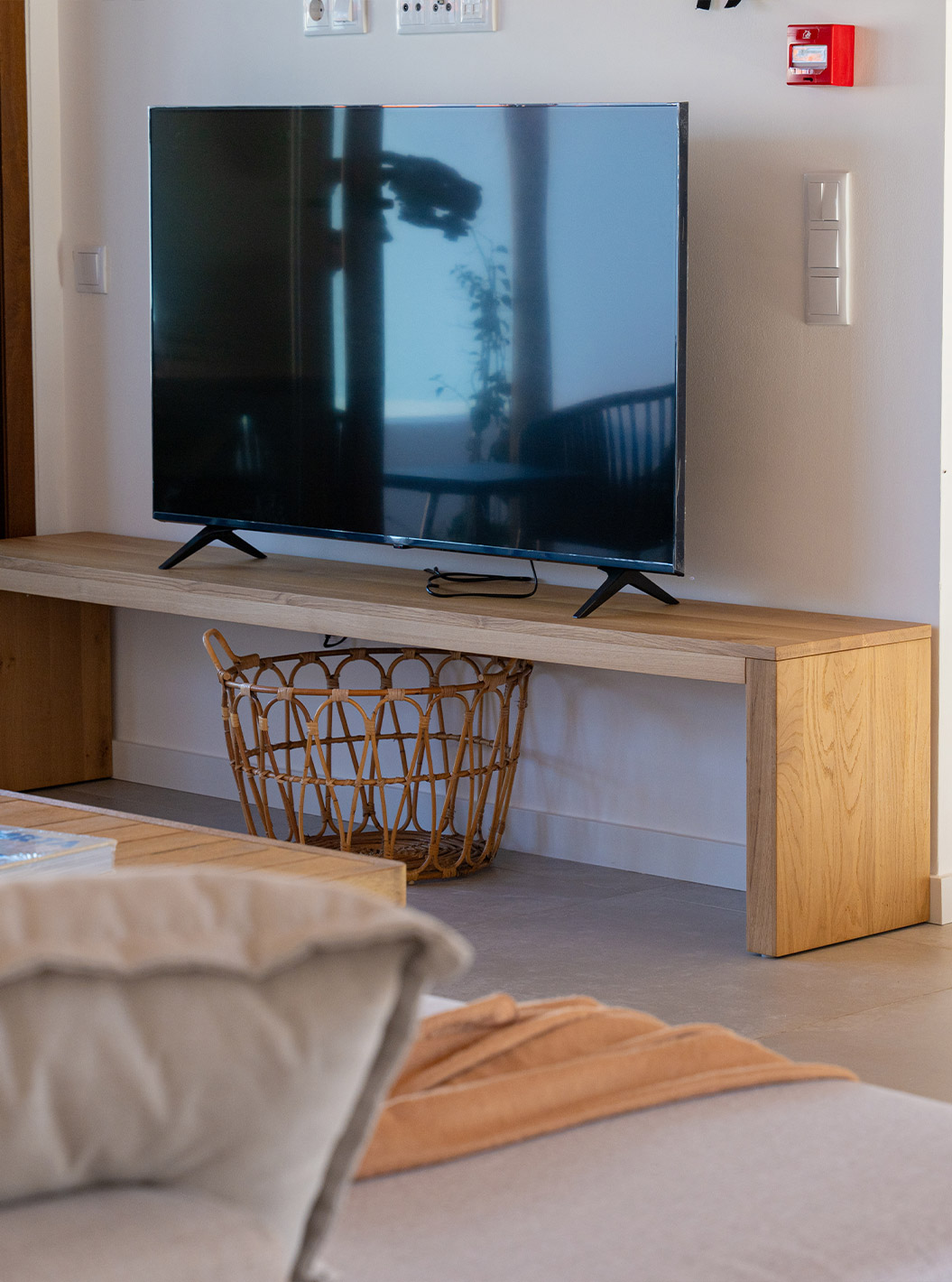 De Superieure Groene Villa bij Pestana Comporta Village Residences heeft een moderne kamer met een tv en houten meubels