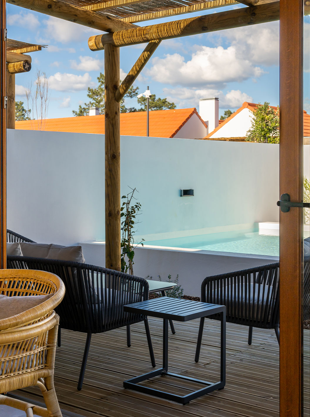 De Superieure Villa bij Pestana Comporta Village Residences heeft een terras met een zwembad, stoelen en een buitentafel