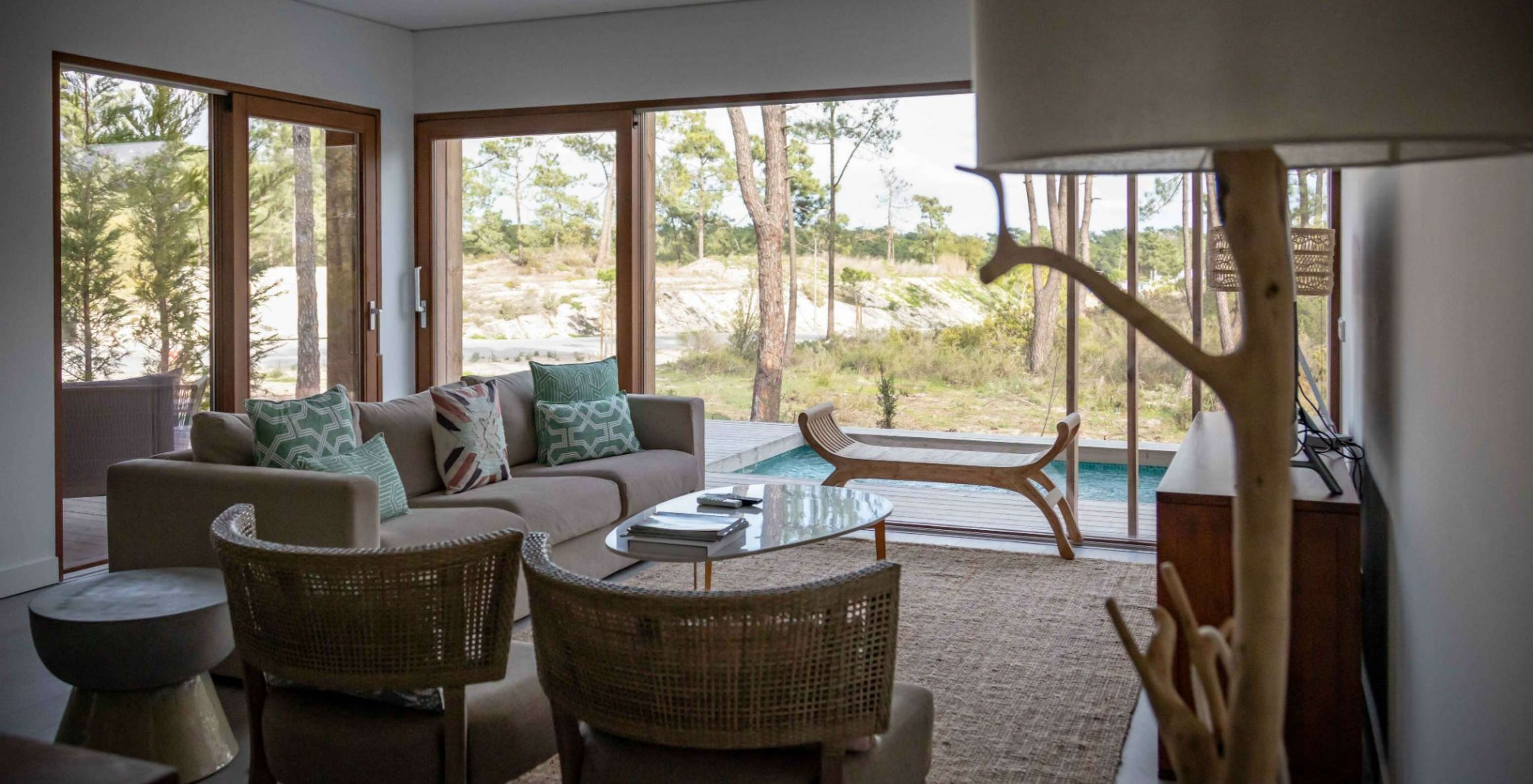 Het Eco Village Appartement Begane Grond Uitzichten van Pestana Tróia Eco Resort heeft een woonkamer met bank en uitzicht