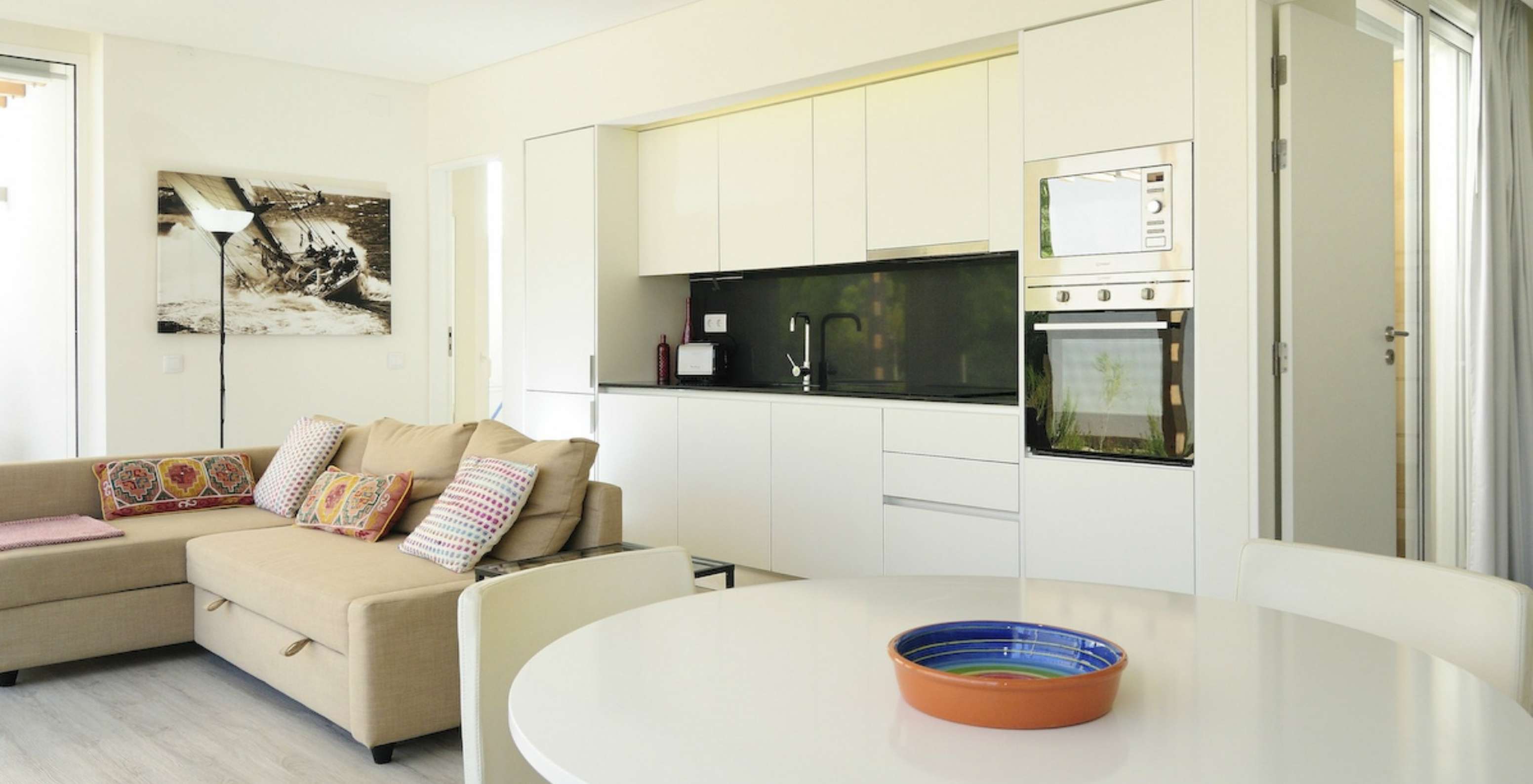 De Green Villa met Privézwembad T3 van Pestana Tróia Eco Resort heeft een gecombineerde woonkamer met keuken en tafel