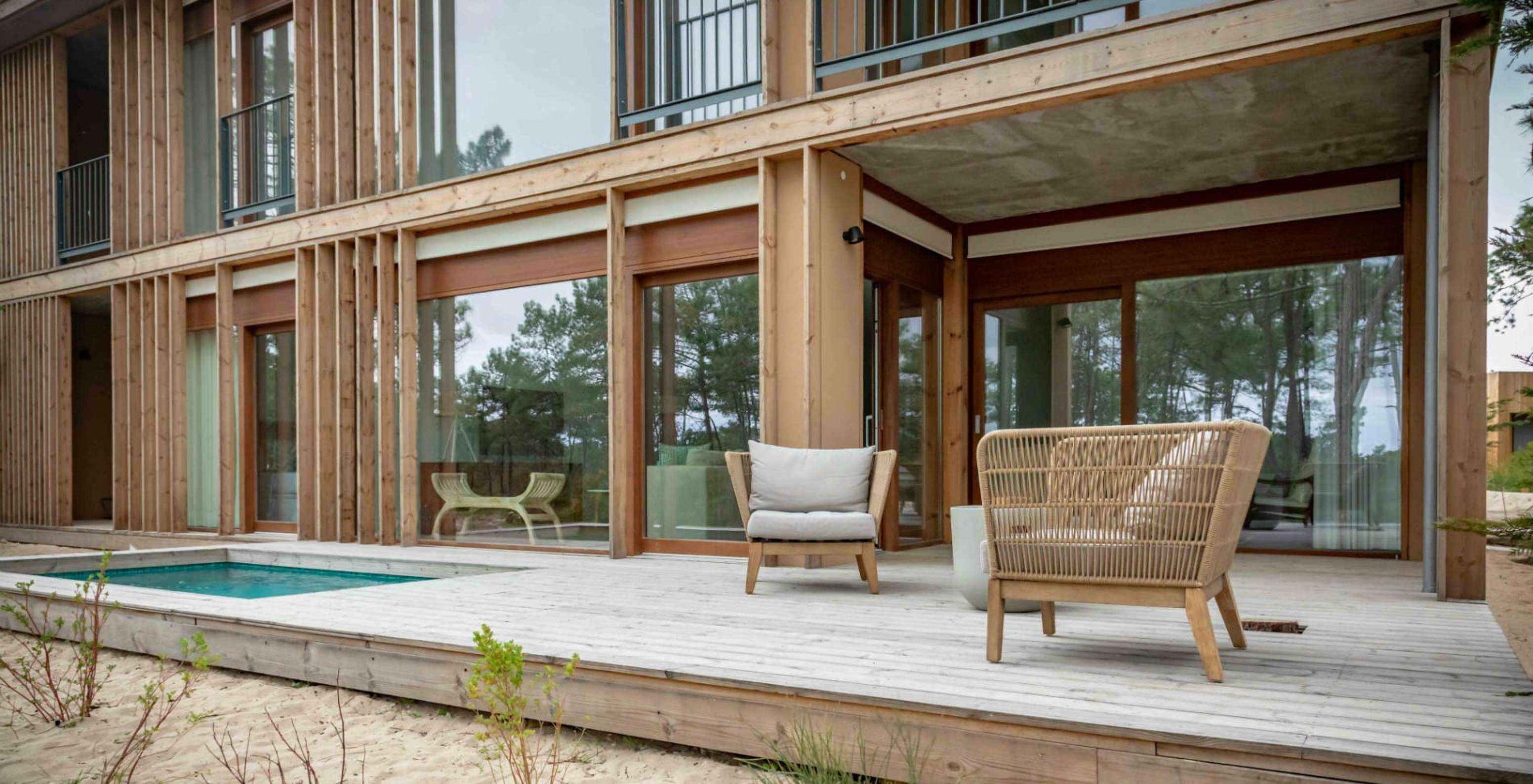 Het Eco Village Appartement Begane Grond Uitzichten van Pestana Tróia Eco Resort heeft een terras met zwembad en twee stoelen