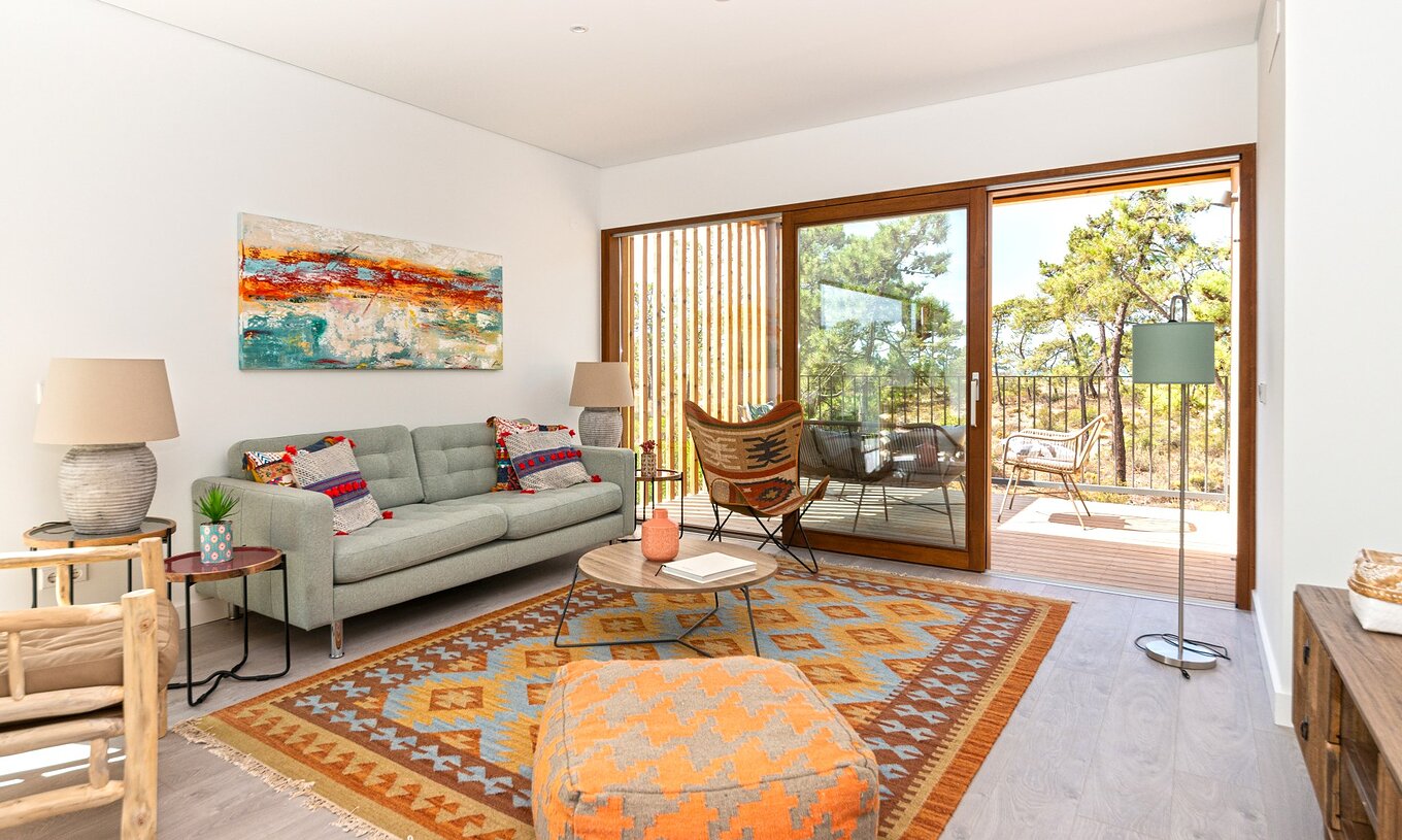 Het Eco Village Appartement 1e Verdieping Uitzichten van Pestana Tróia Eco Resort heeft een woonkamer met bank en stoelen