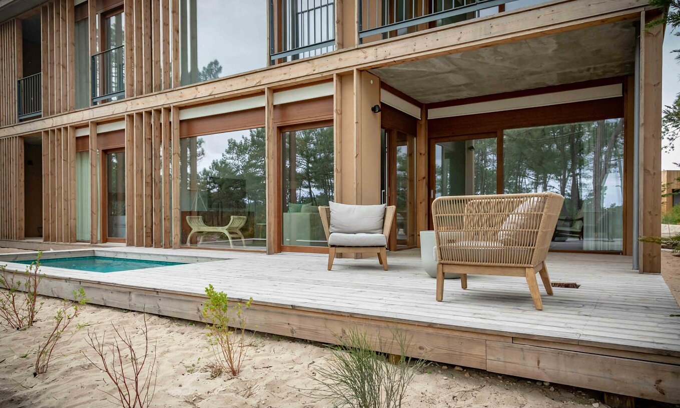 Het Eco Village Appartement Begane Grond Uitzichten van Pestana Tróia Eco Resort heeft een terras met zwembad en twee stoelen