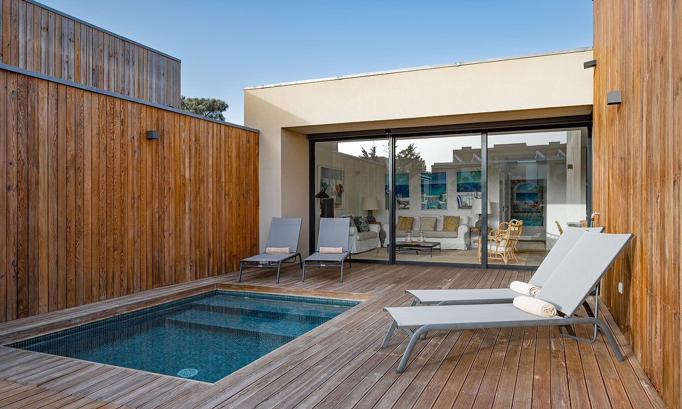 De Pine Villas van Pestana Tróia Eco Resort hebben een privézwembad en twee ligstoelen