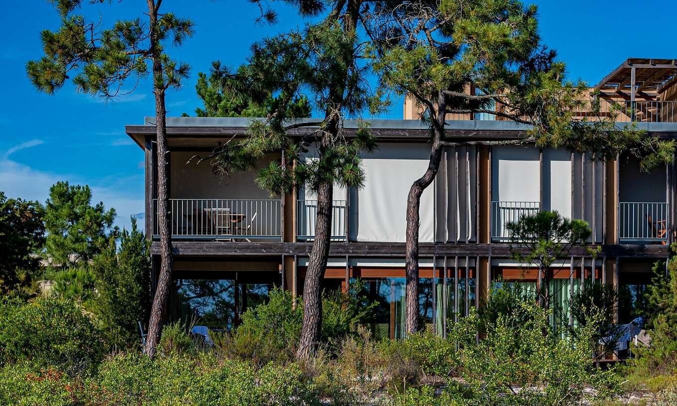 Het Eco Village Superior Appartement 1e Verdieping Vistas Premium van Pestana Tróia Eco Resort heeft bomen rondom de villa