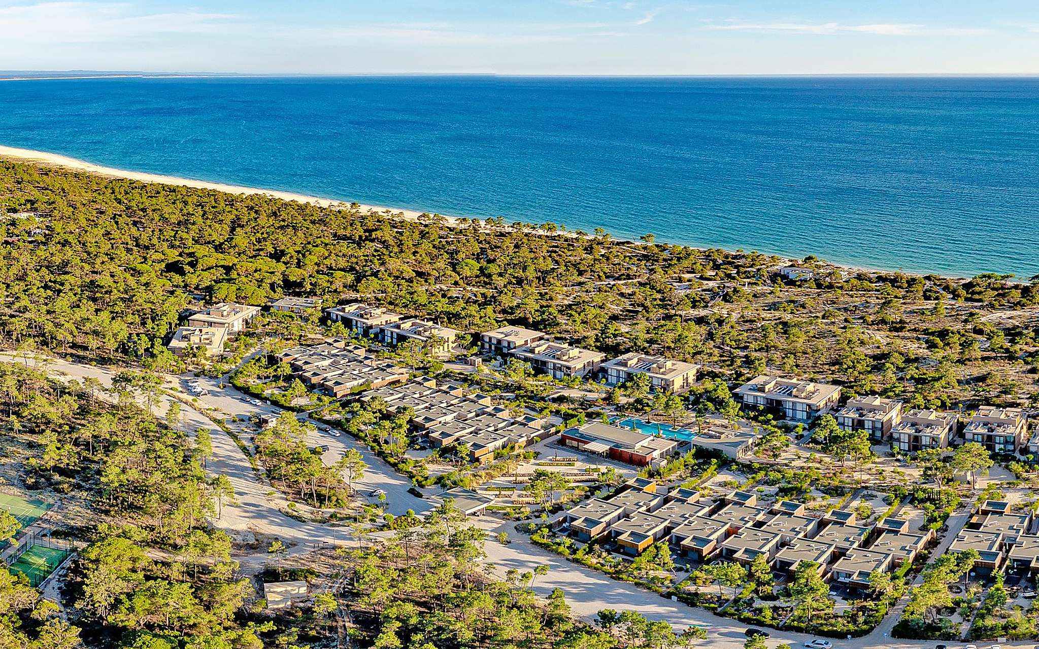 Luchtzicht Pestana Tróia Eco Resort met villas, natuur en zee dichtbij Comporta