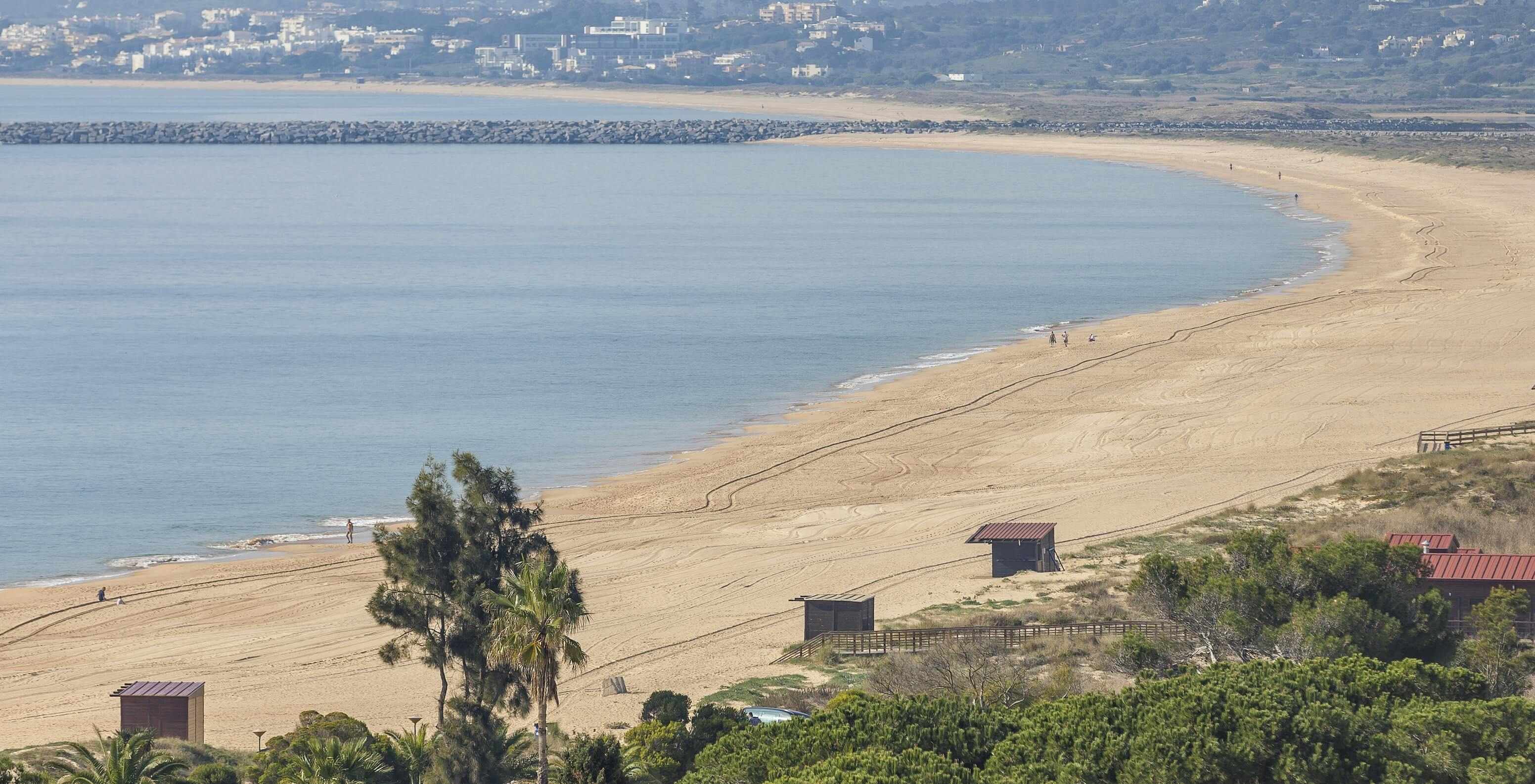 Het strand van Alvor in de Algarve heeft goud zand, kristalhelder water, een wandelpad en duinen