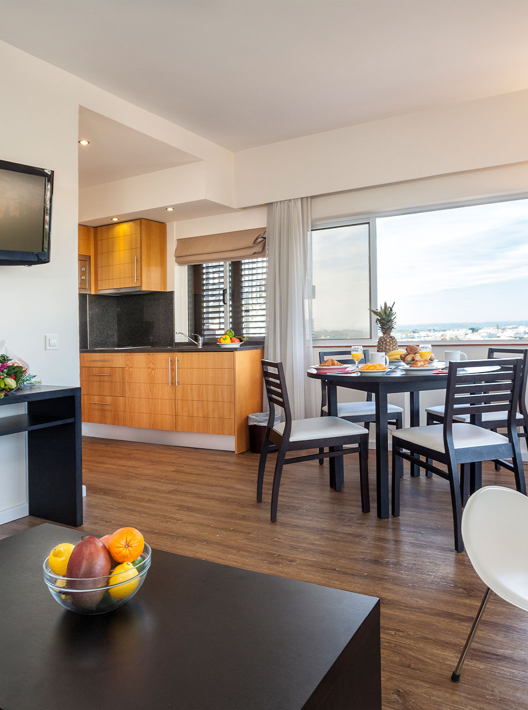 Het T1 Appartement Vista Jardim van Pestana Alvor Atlântico is uitgerust met een kitchenette en tafel waar u kunt eten