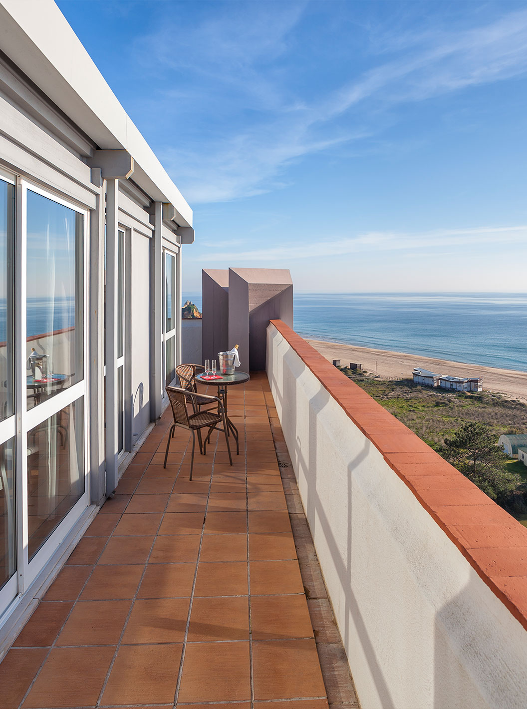 Het T1 Appartement Vista Mar van Pestana Alvor Atlântico heeft een balkon met tafel en twee stoelen met uitzicht op zee