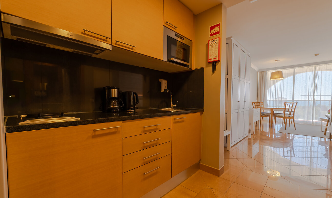 Het T0 - Premium Studio van Pestana Alvor Park heeft een keuken met waterkoker en magnetron