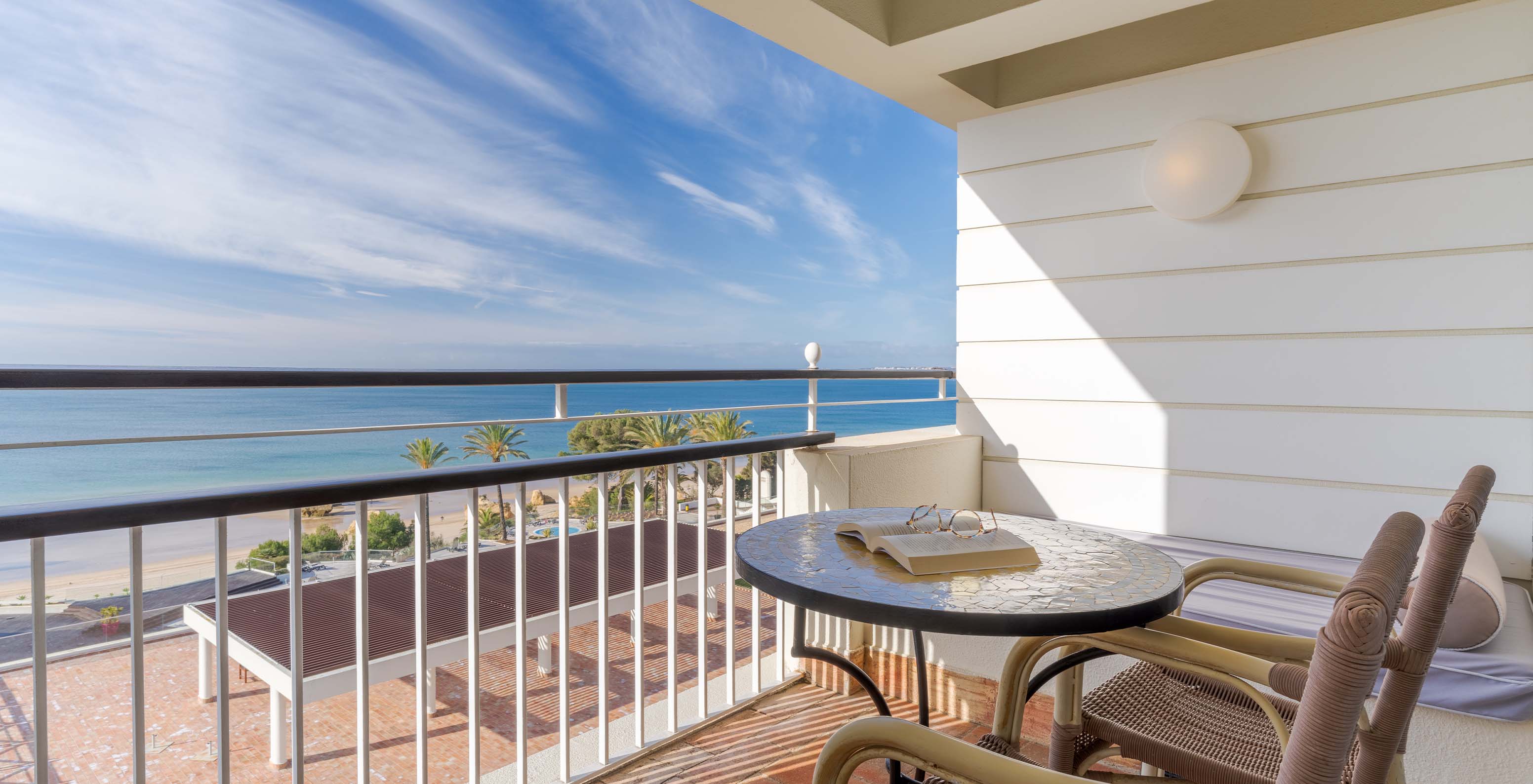 De Superior met uitzicht op de zee van Pestana Alvor Praia heeft balkon met tafel, stoelen en bank met uitzicht op de zee