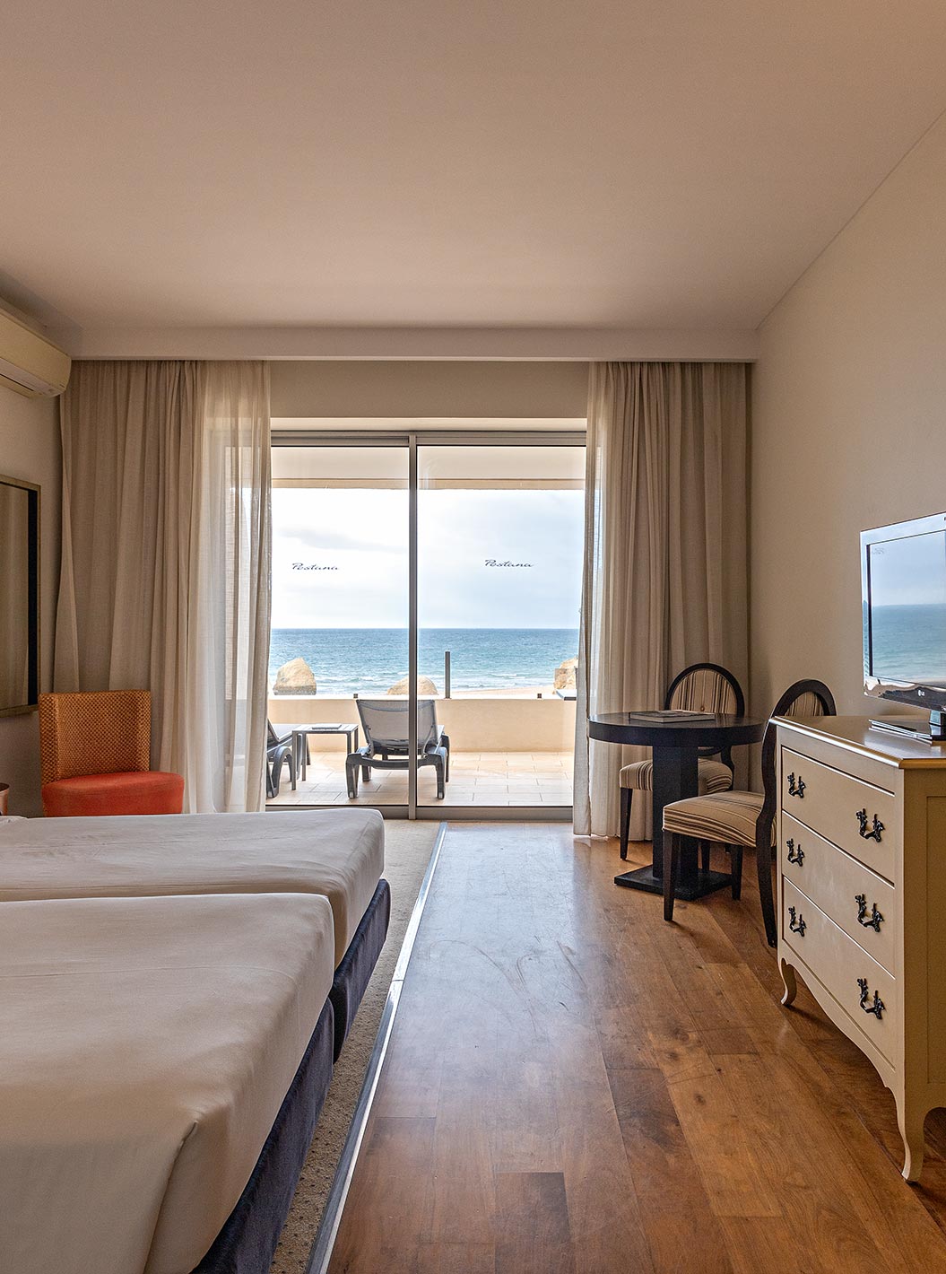 De Cliff Suite T1 in Pestana Alvor Praia heeft een tweepersoonskamer met dressoir, tv en balkon met uitzicht