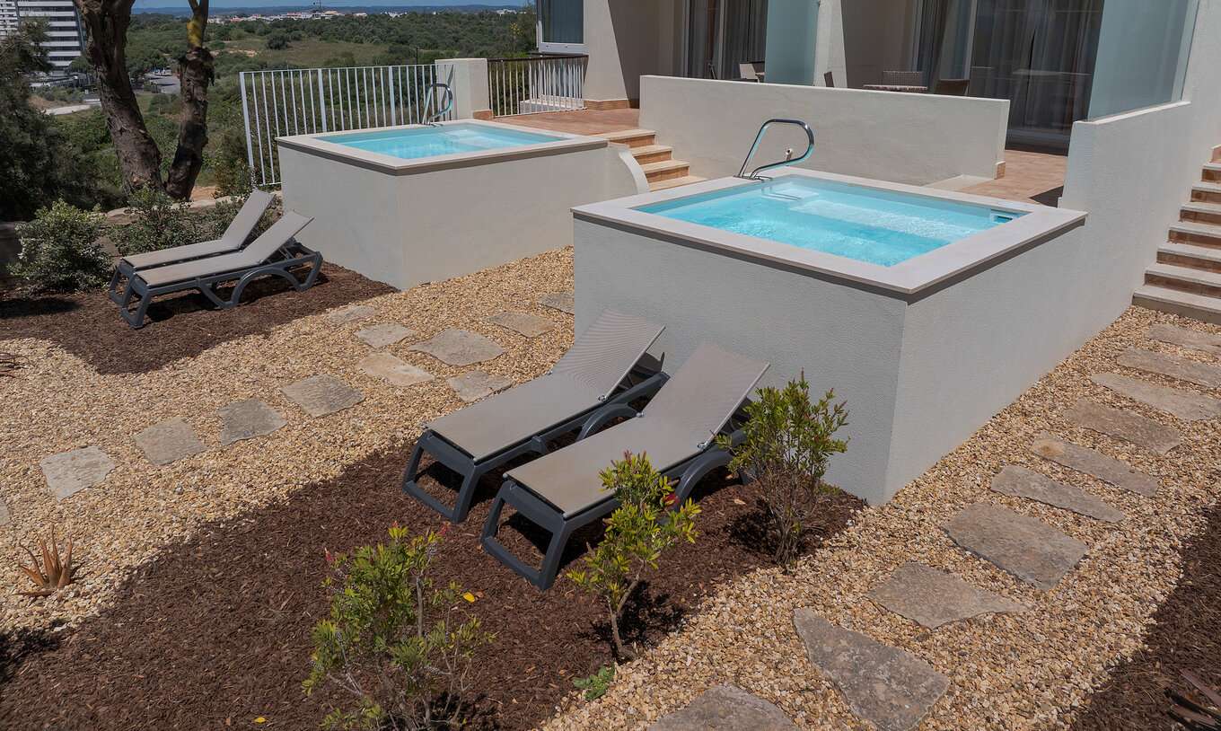 De Studio met privé dompelbad van Pestana Alvor Praia heeft balkon, privé dompelbad en ligstoelen