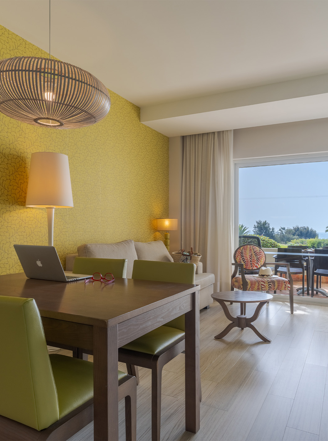 De Suite T2 Duplex met uitzicht op de zee van Pestana Alvor Praia heeft woonkamer met eettafel, stoelen, bank en balkon