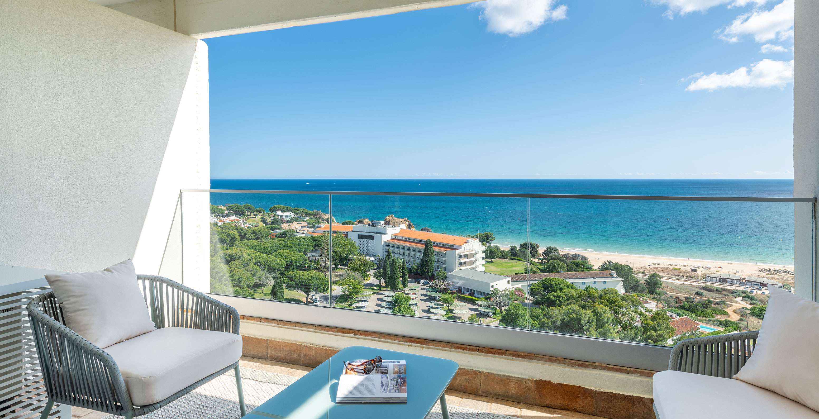 De Superior Familiekamer met Zeezicht van Pestana Blue Alvor Beach heeft balkon met tafel en twee stoelen en uitzicht op zee