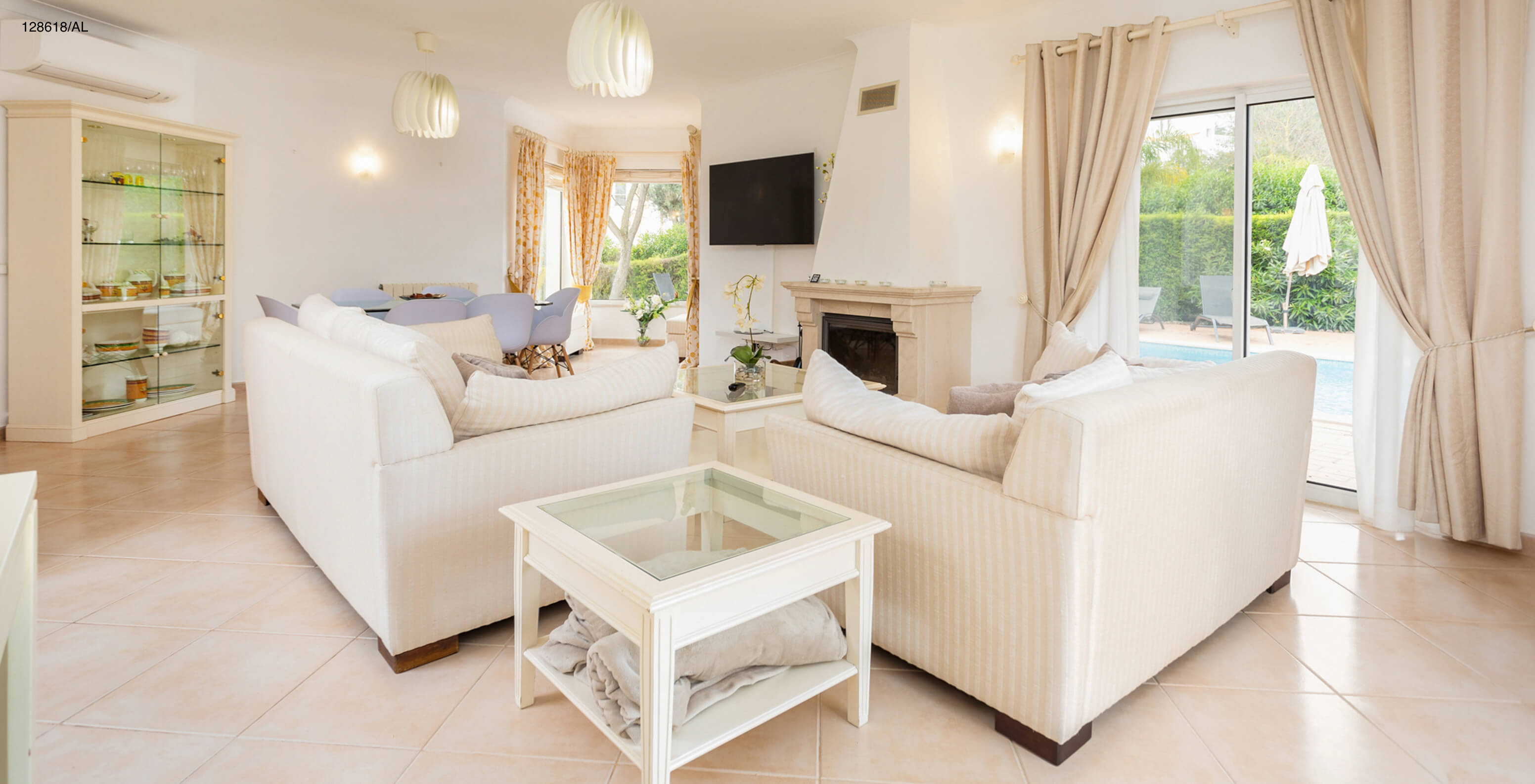 De villa Pestana Carvoeiro Golf V3 Superior heeft een woonkamer met twee banken, een televisie en uitzicht naar buiten