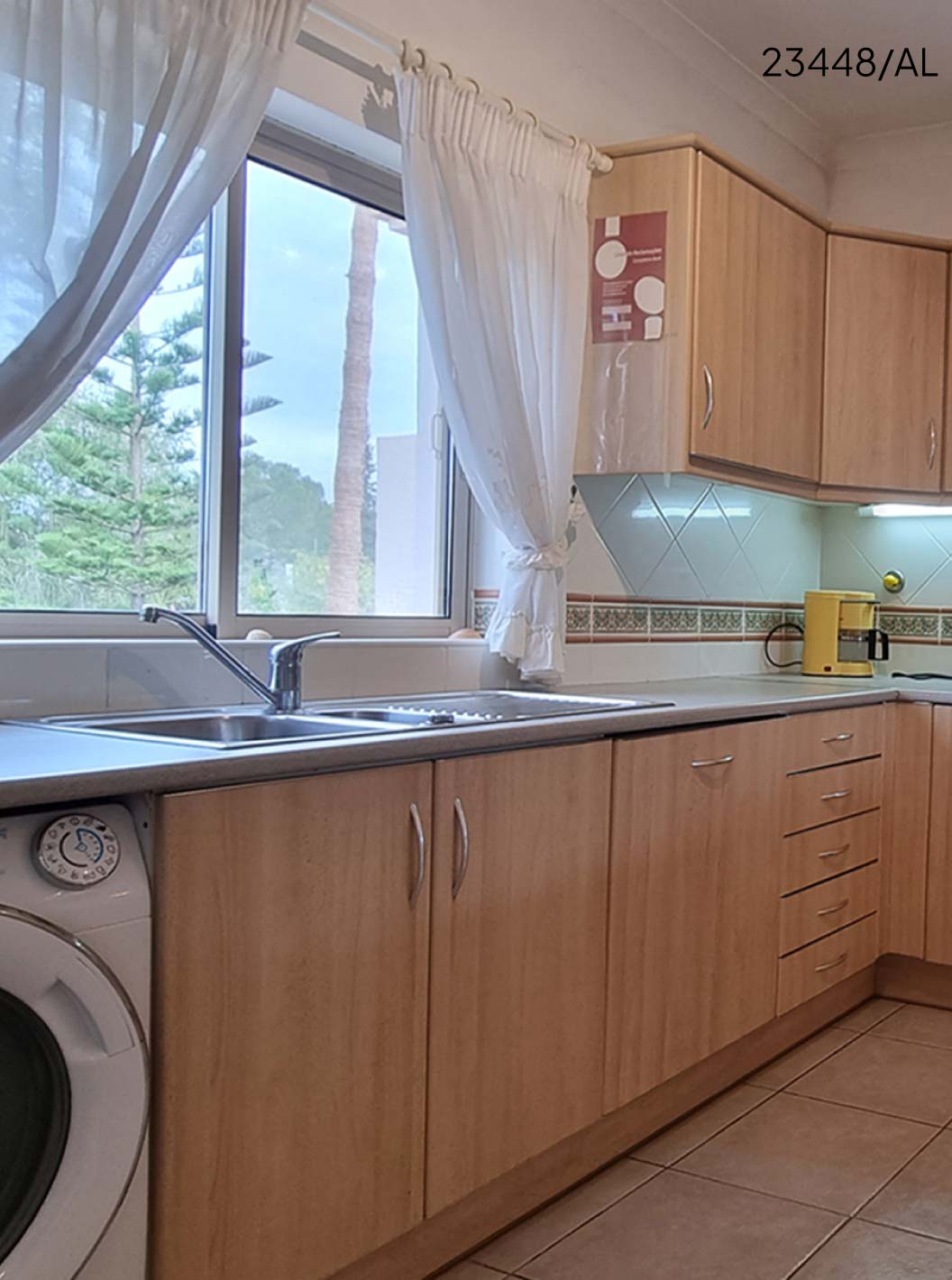 Het appartement Pestana Carvoeiro Golf T1 Standard heeft een keuken met houten kasten en apparatuur