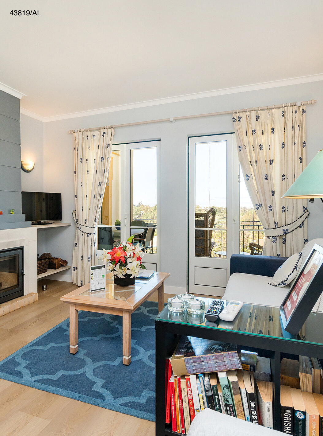 Het appartement Pestana Carvoeiro Golf T1 Superior heeft een woonkamer met een open haard, een bank en bijzettafels