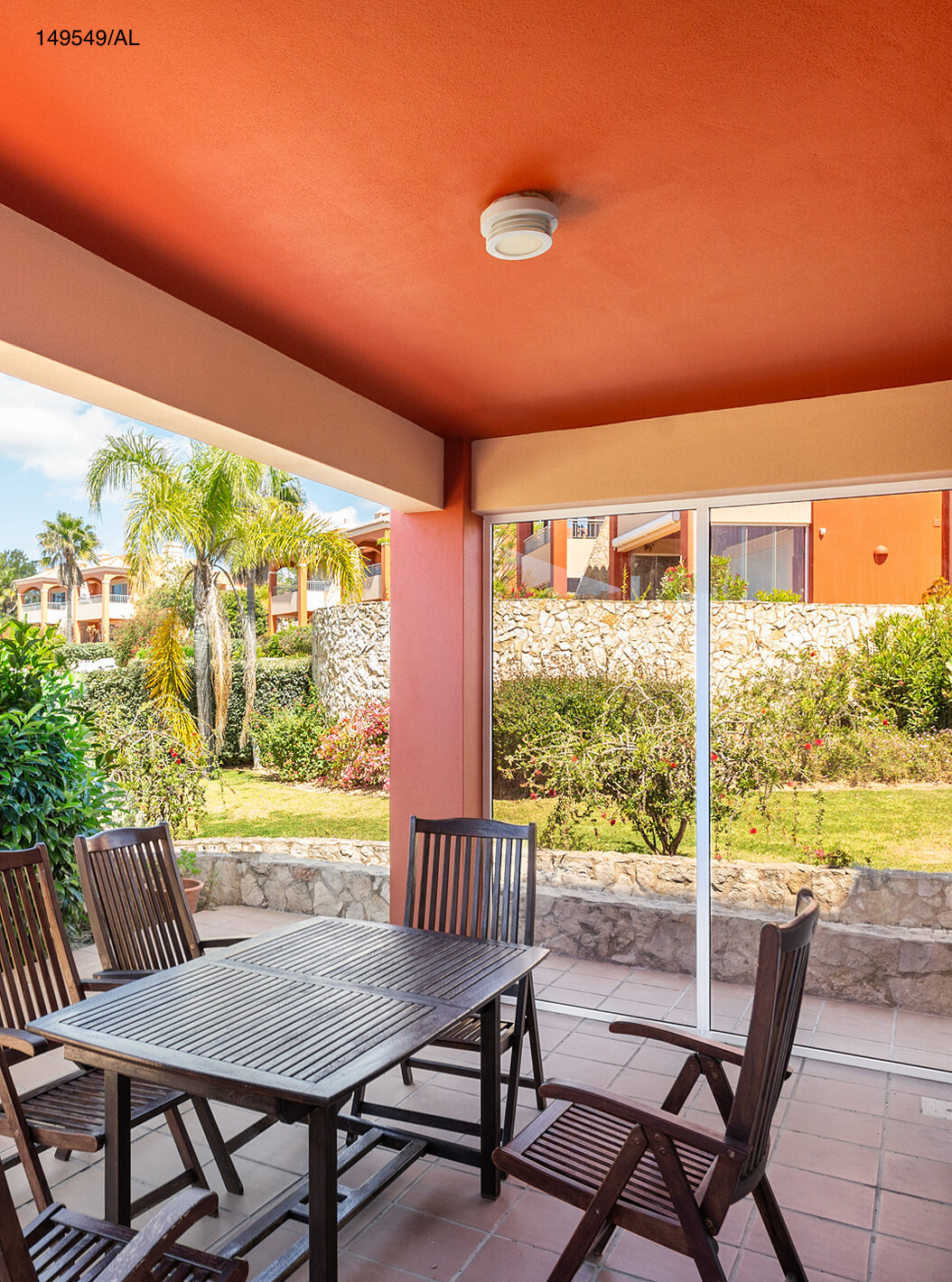 Het appartement Pestana Carvoeiro Golf T2 Superior heeft een balkon met een tafel en zes houten stoelen