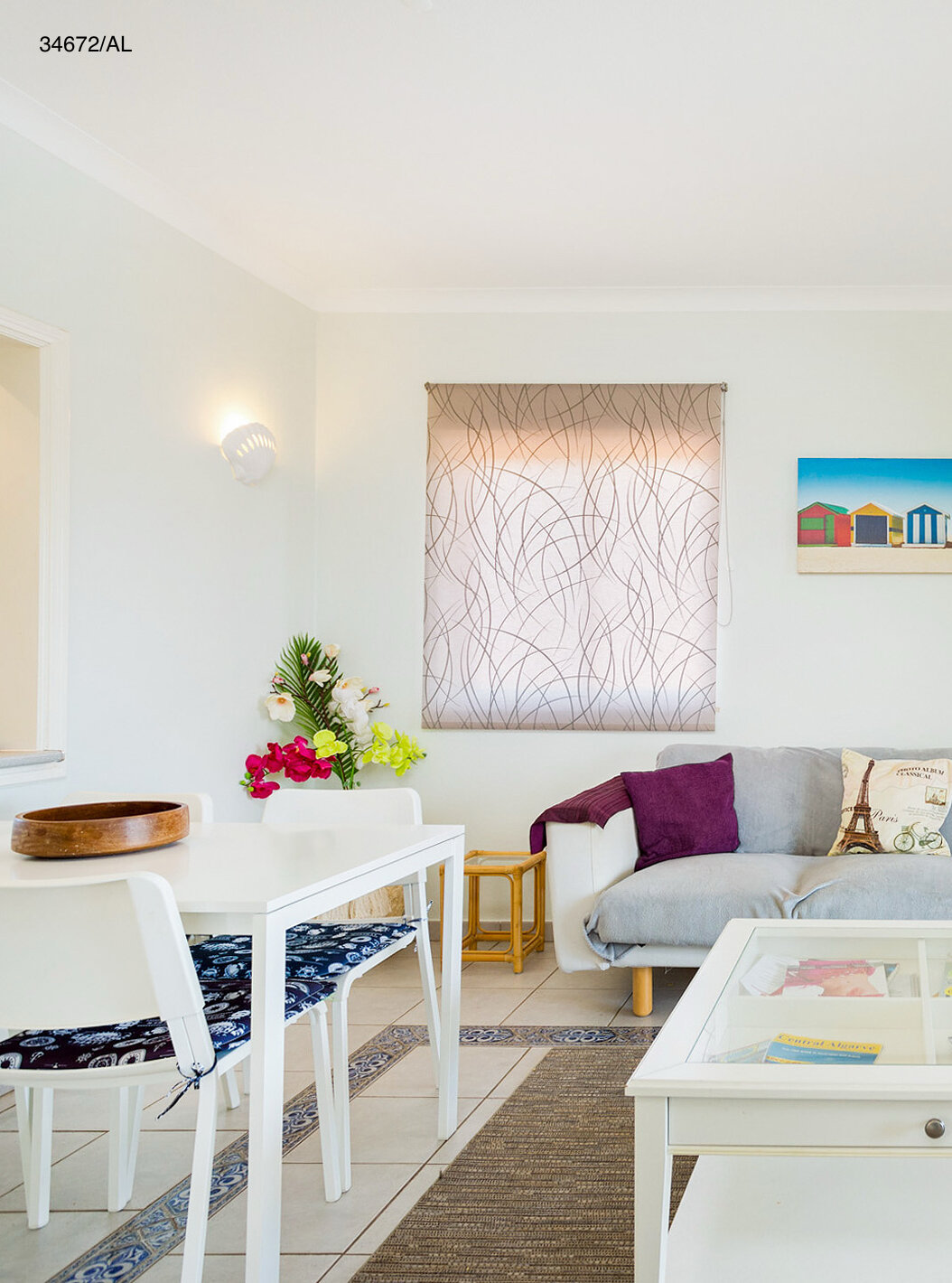 Het appartement Pestana Carvoeiro Golf T2 Superior heeft een woonkamer met een bank, een eettafel en stoelen