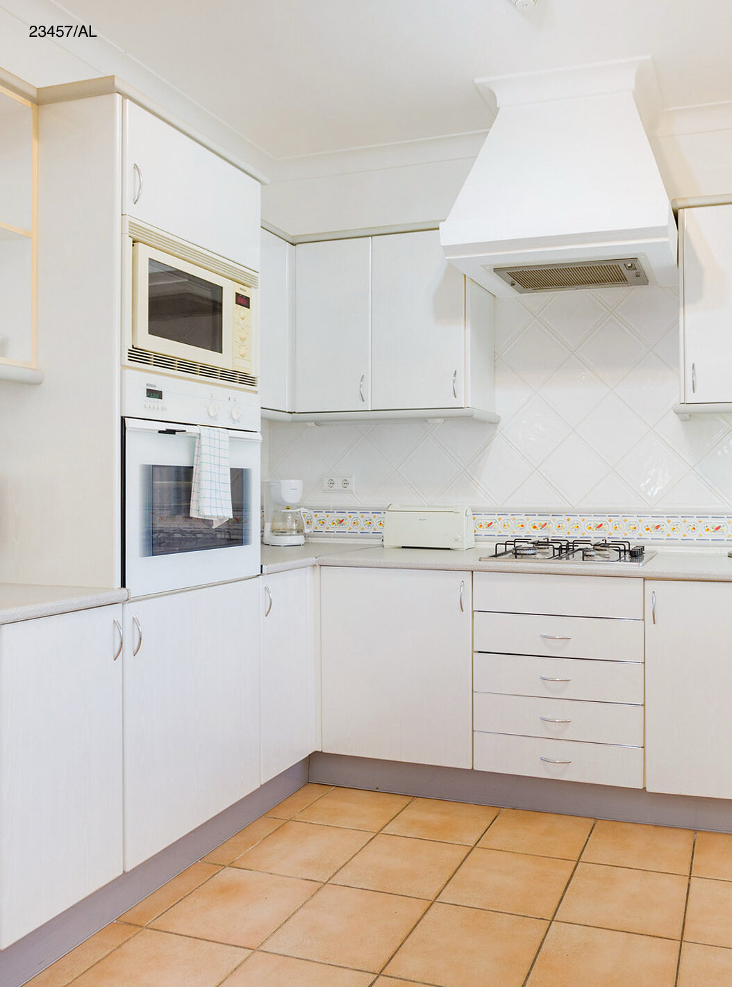 Het appartement Pestana Carvoeiro Golf T3 Standard heeft een keuken met witte kasten en een werkblad