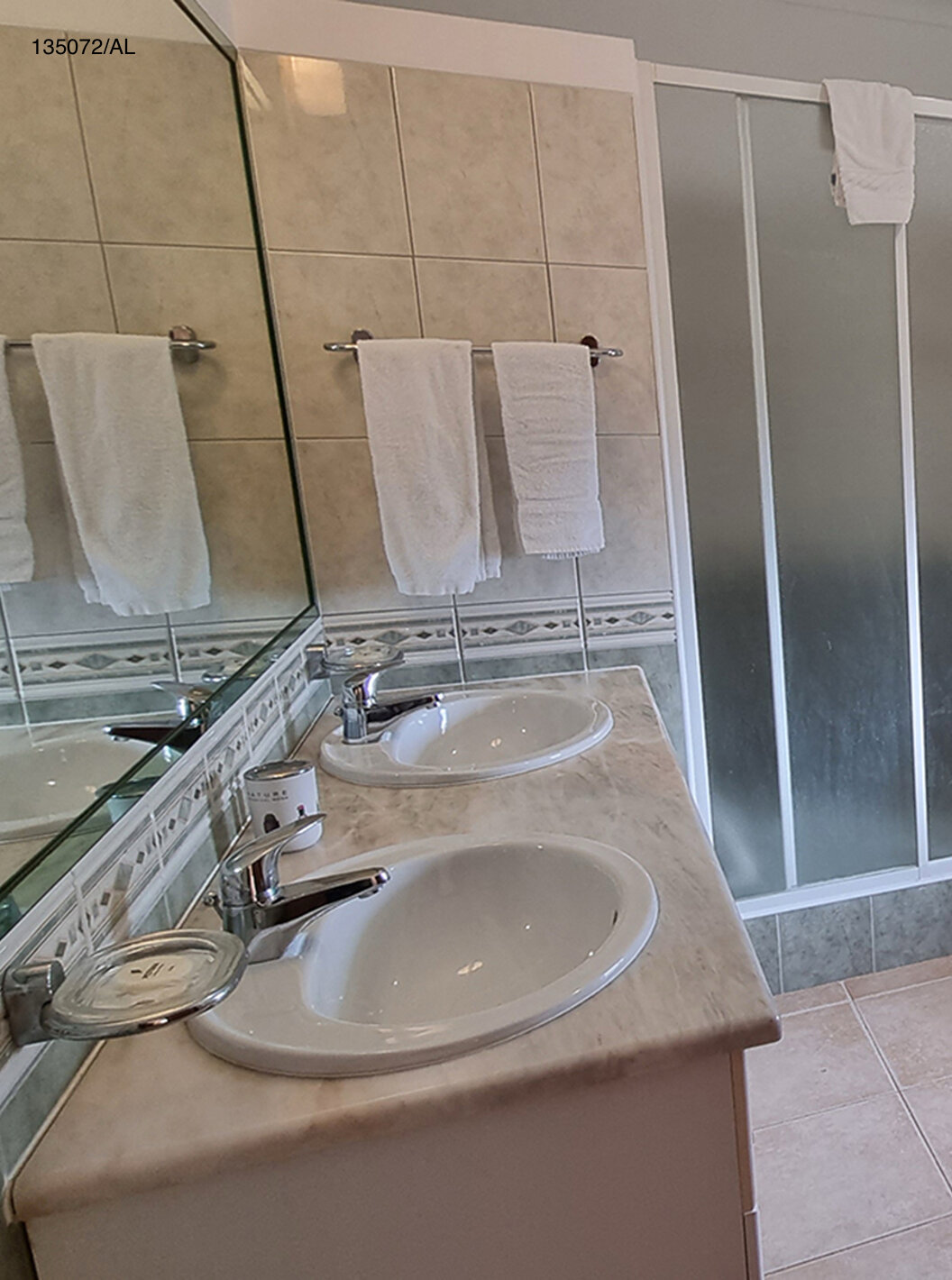 De villa Pestana Carvoeiro Golf V3 Standard heeft een badkamer met toilet, twee wastafels en een douche