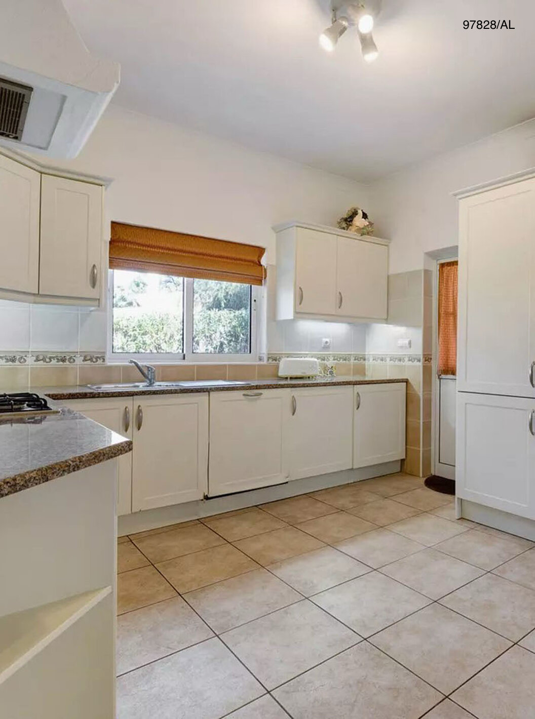 De villa Pestana Carvoeiro Golf V3 Standard heeft een keuken met witte kasten en apparatuur