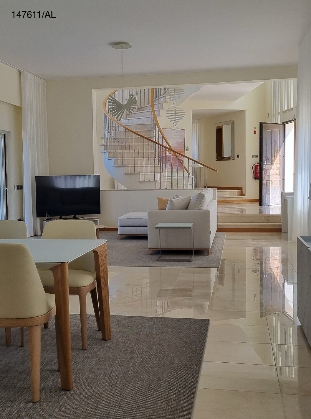 De villa Pestana Carvoeiro Golf V5 Superior heeft een ruime woonkamer met een eettafel, stoelen en een televisie