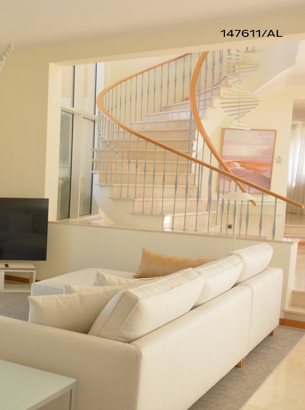 De villa Pestana Carvoeiro Golf V5 Superior heeft een woonkamer met een beige bank, een tafel en een televisie