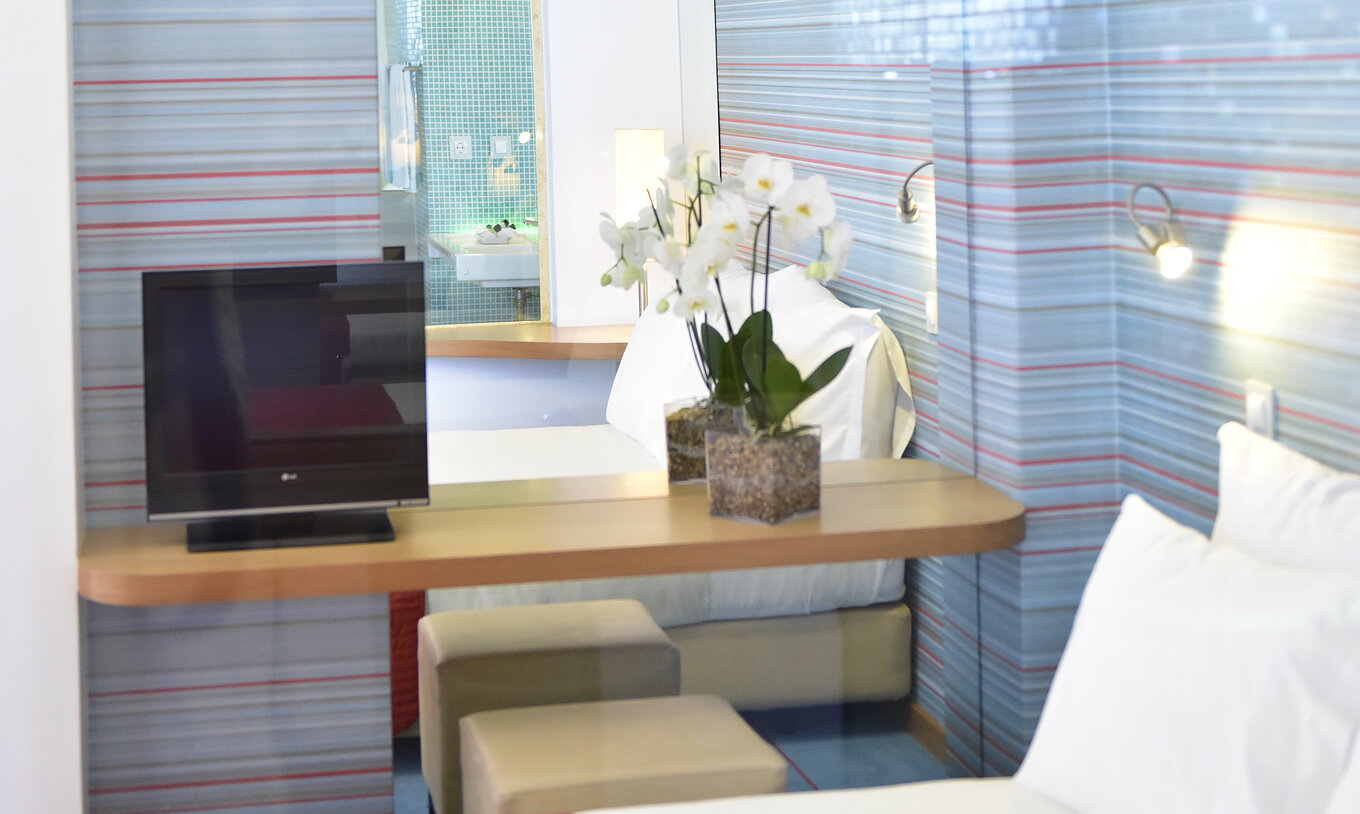 De Deluxe Landzicht van Pestana Dom João II heeft een tweepersoonsbed, een spiegel en een televisie