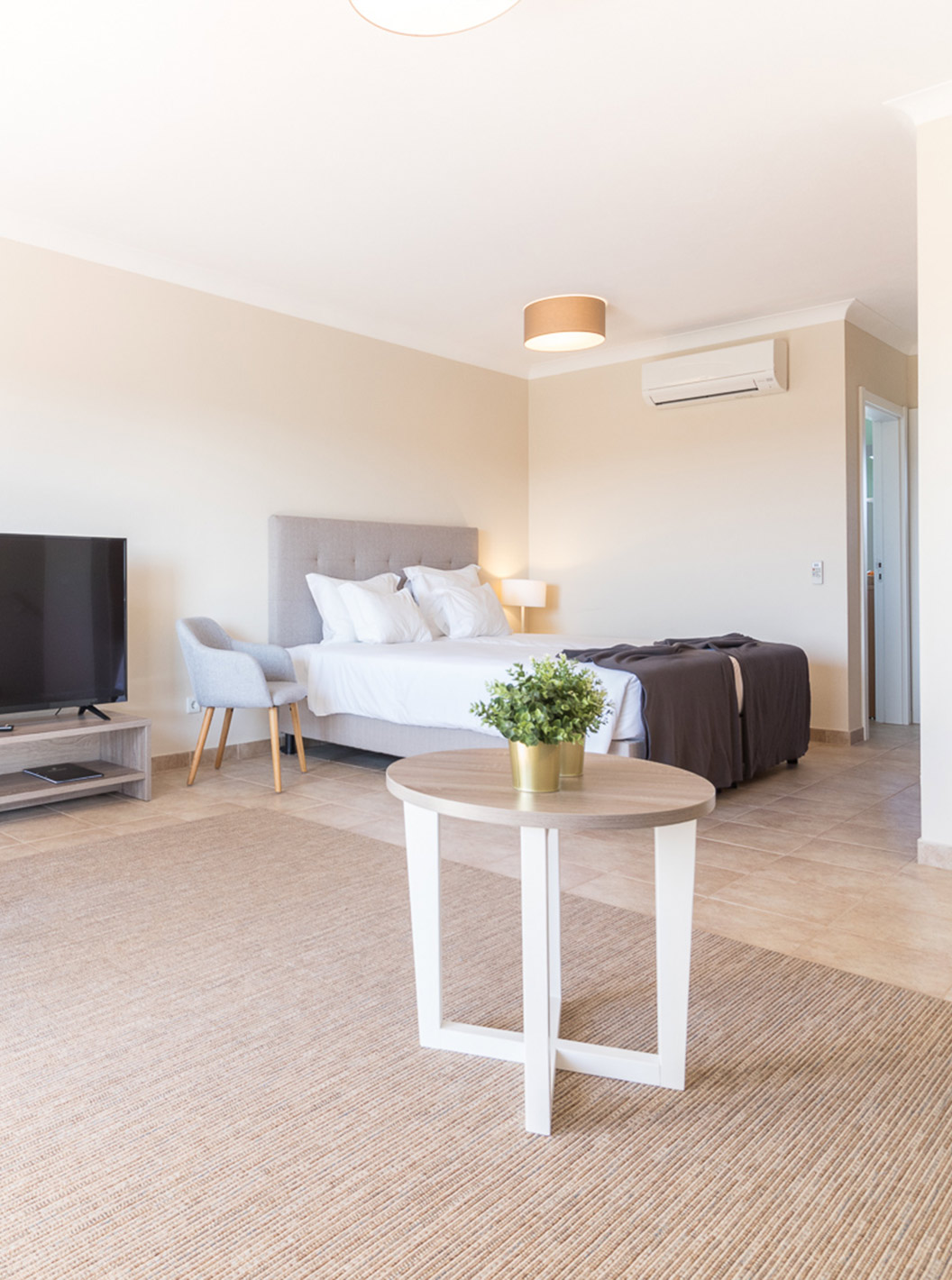 De studio van Pestana Gramacho Residences is modern met bed, tv, tafel en minimalistische inrichting