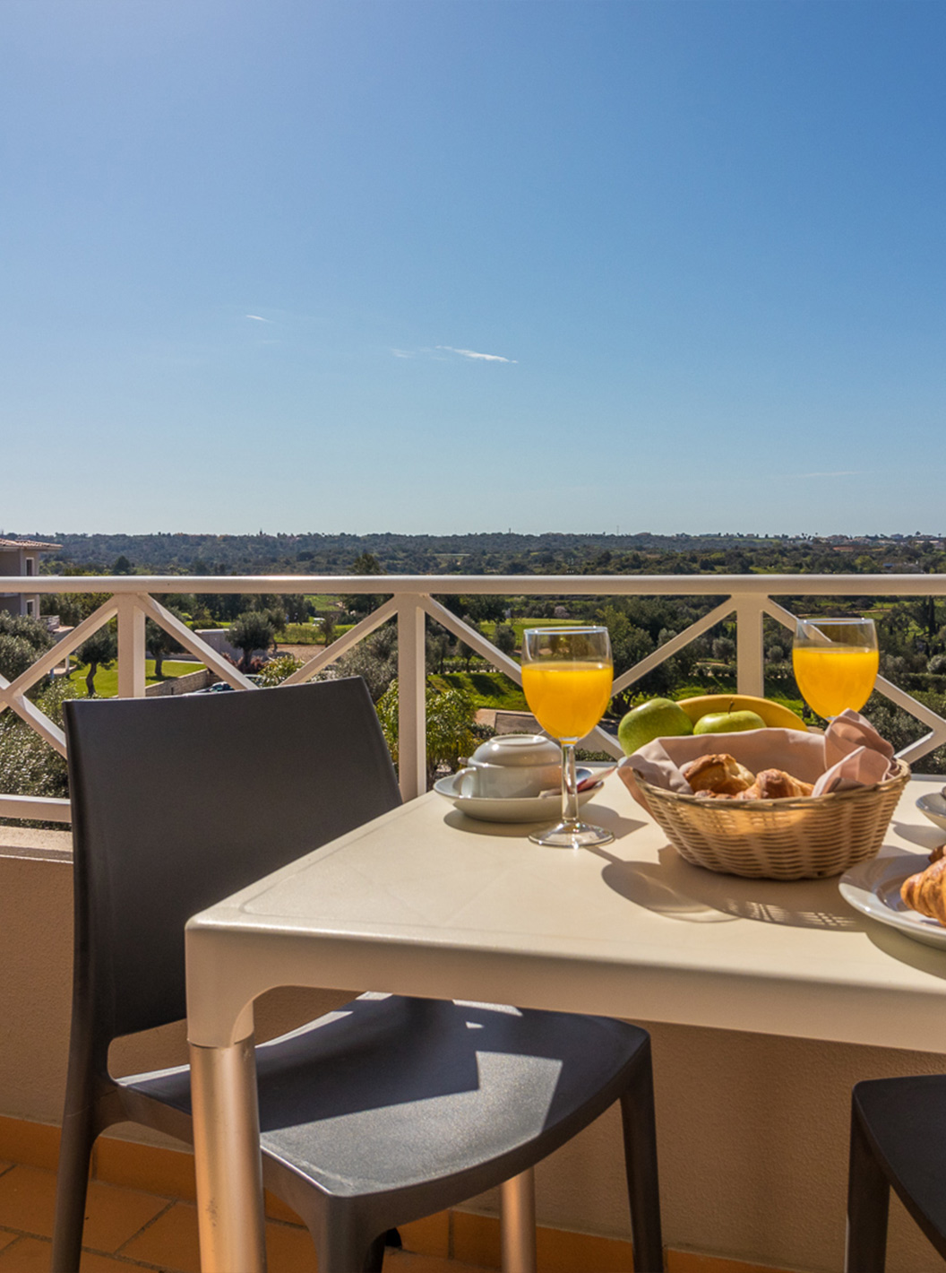 Het éénslaapkamerappartement bij Pestana Gramacho heeft een buitentafel in een zonnige, groene sfeer