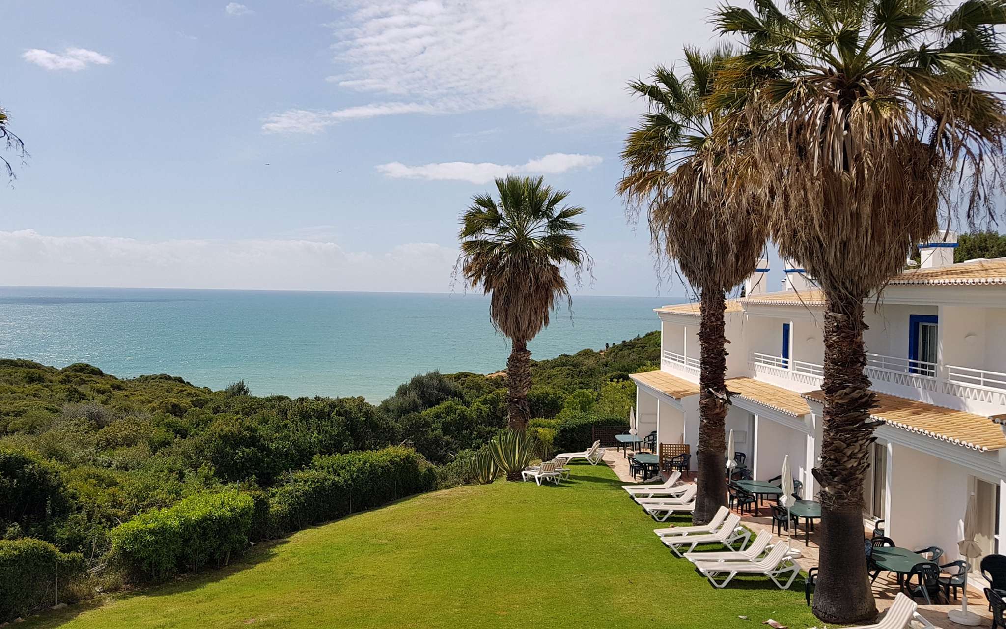 Villas van Pestana Palm Gardens, Carvoeiro, met tuin, palmbomen en uitzicht op zee