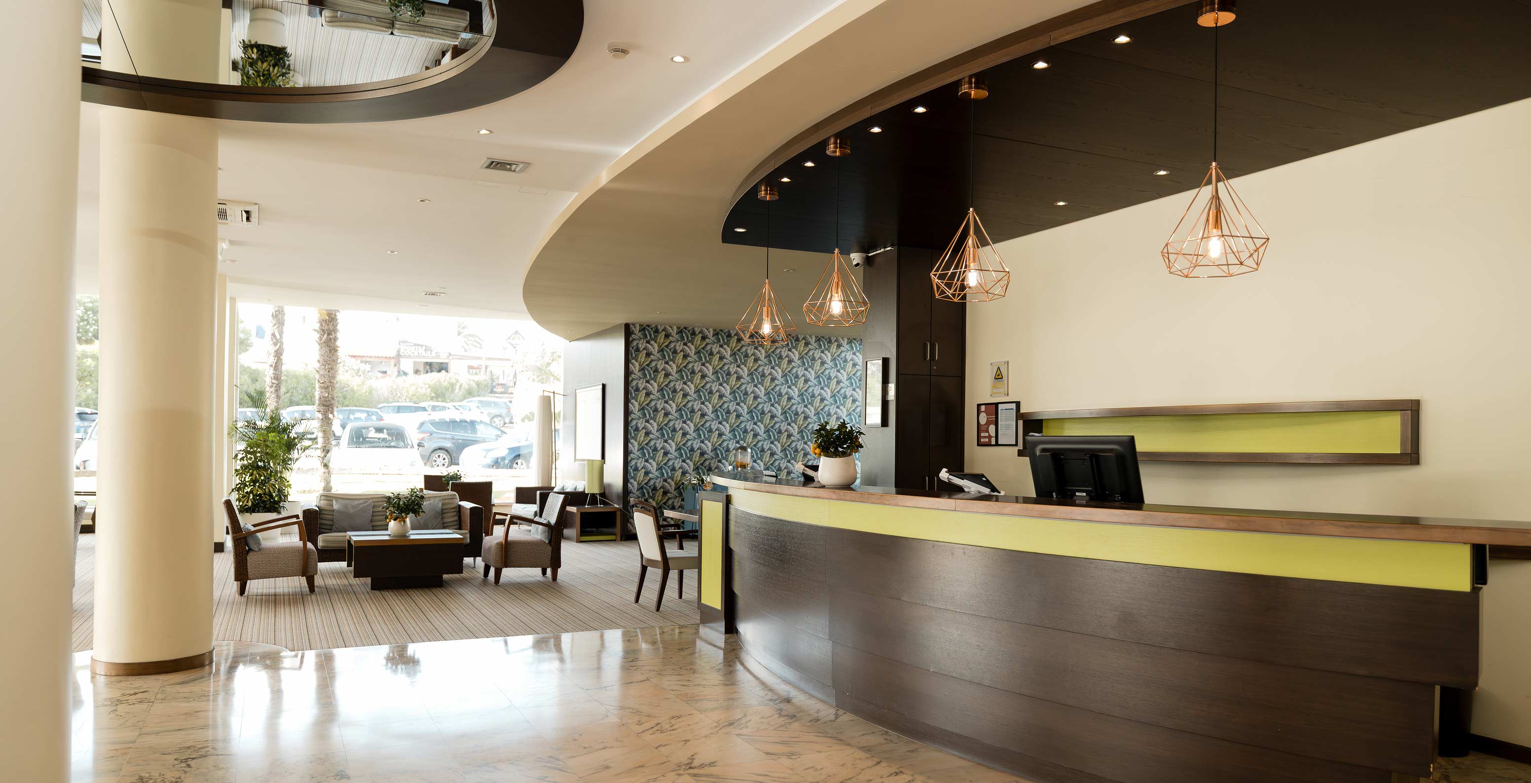 Receptie van hotel met zwembad in Armação de Pêra, lounge met daglicht en comfortabele stoelen en banken