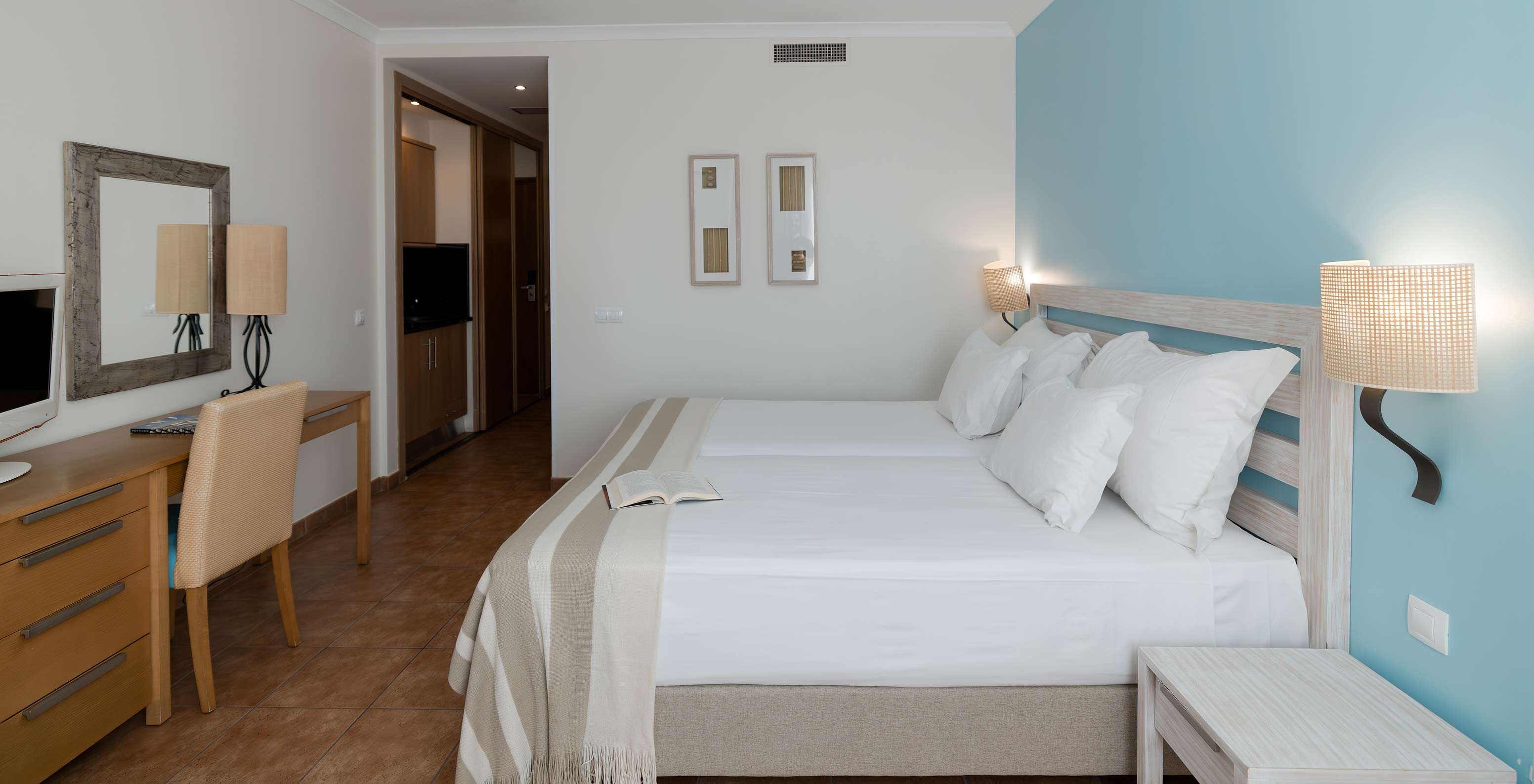 De Deluxe Zeezicht van Pestana Viking heeft twee bedden, nachtkastje en bureau met stoel