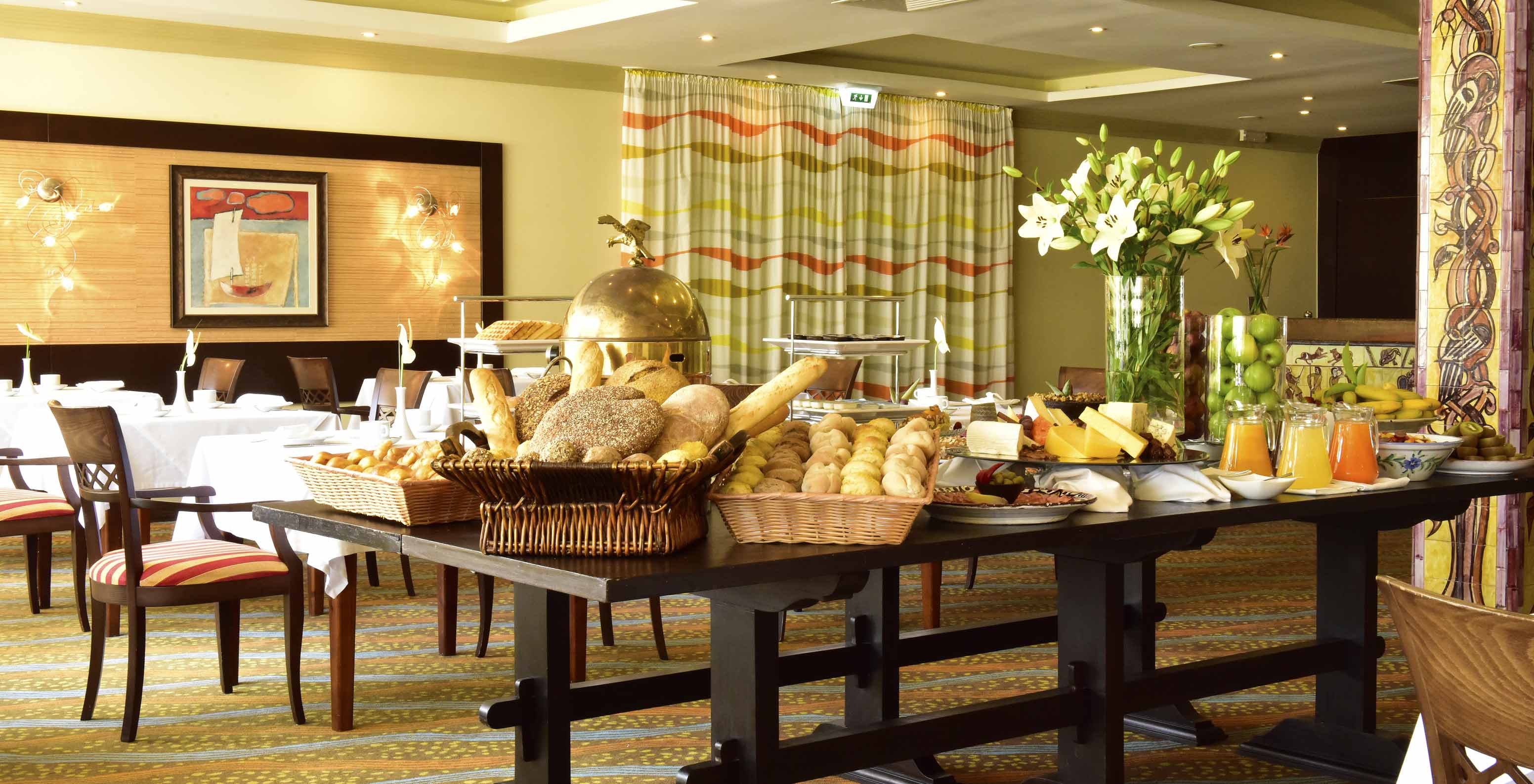 Pestana Viking heeft een restaurant met verschillende stoelen en tafels voor een gevarieerde maaltijd