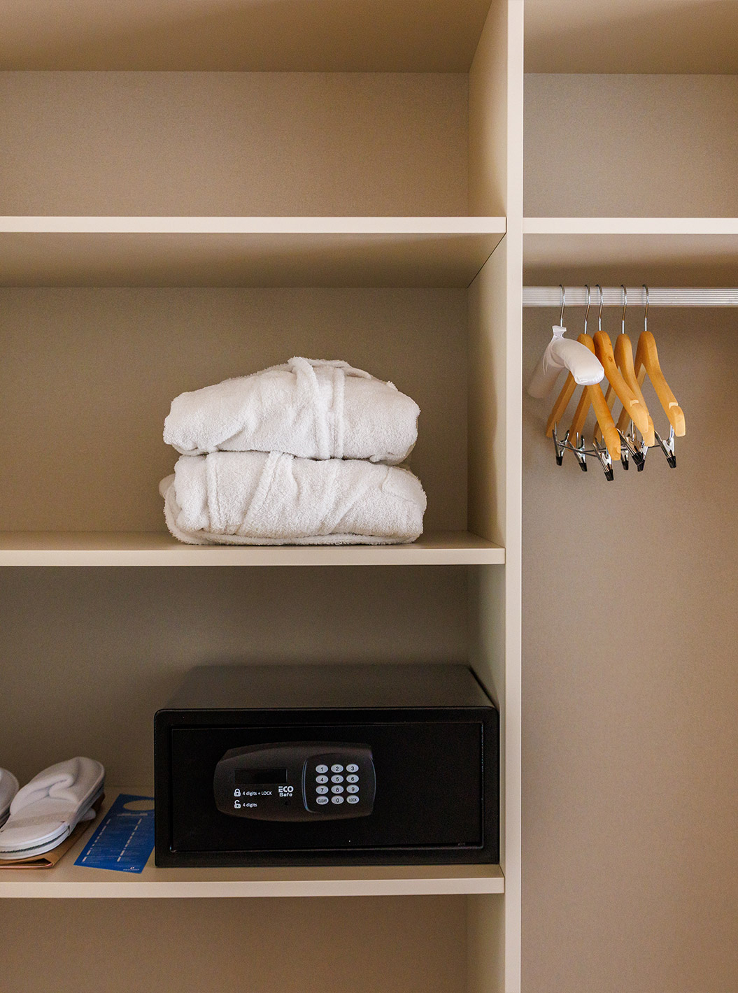 De Family Garden View bij Pestana Vila Sol - Vilamoura heeft kast met kluis, twee badjassen en slippers