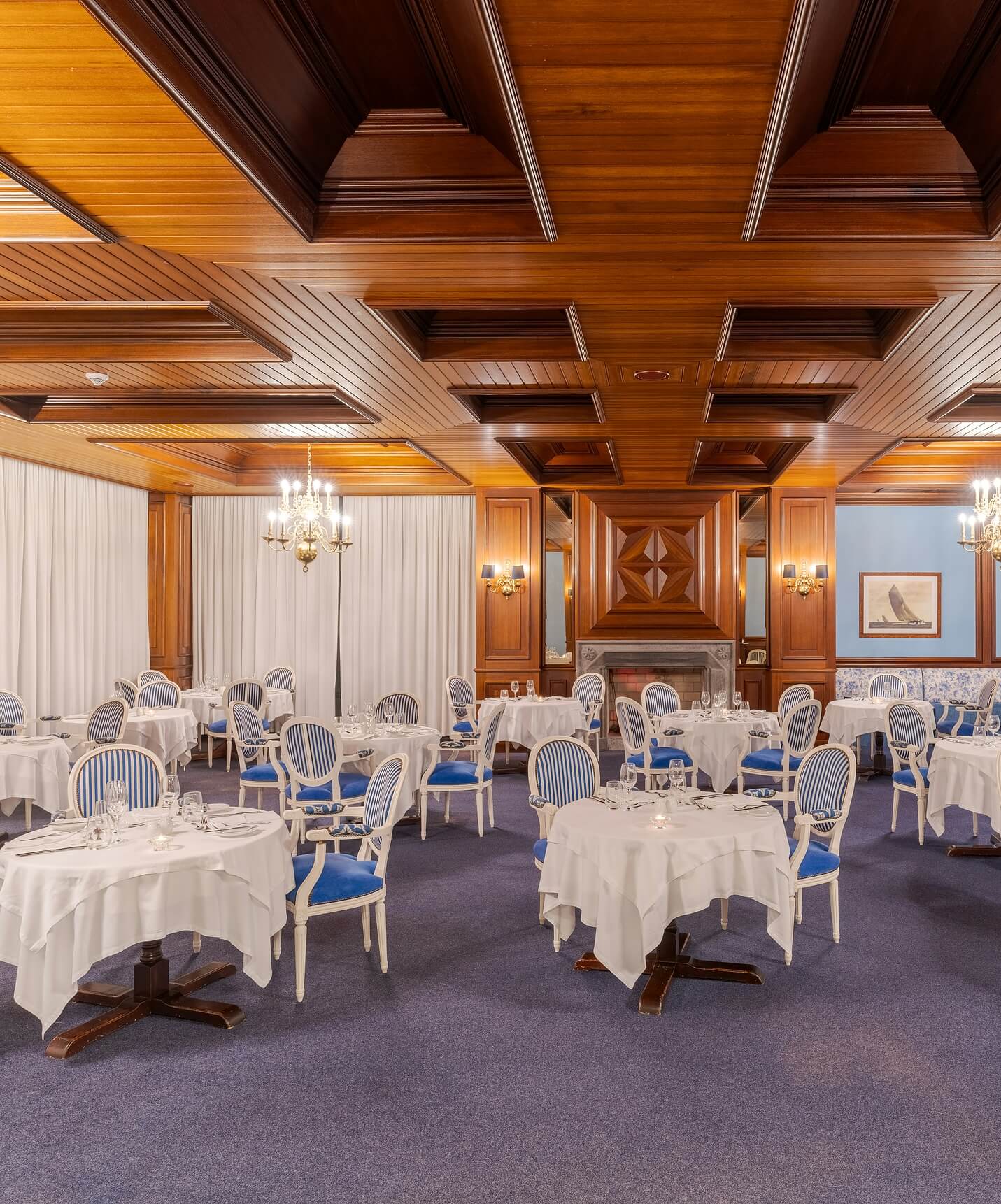 Klassieke eetzaal van Pestana Bahia Praia met houten plafond en witte tafelkleden